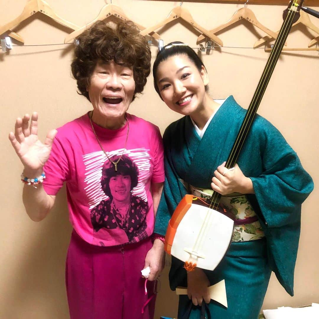 林家あずみさんのインスタグラム写真 - (林家あずみInstagram)「浅草演芸ホールの10日間が無事に終わりました✨✨来て下さいました皆様本当にありがとうございます🙏✨ ぺー師匠がEDWINとのコラボTシャツを着てらっしゃいました😍❤️2枚目の写真は打ち上げ中につる子ちゃんとツーショット😍❤️3枚目の写真、廣田さん❤️お着物ありがとうございます❤️気に入って着ております🙏✨✨✨ 明日朝4時起きで空港に向かうのですが、起きられるのか怖くてドキドキしています🤩💦💦💦 #浅草演芸ホール #林家ぺー師匠 #林家つる子 #林家あずみ」11月30日 23時34分 - kurohime424