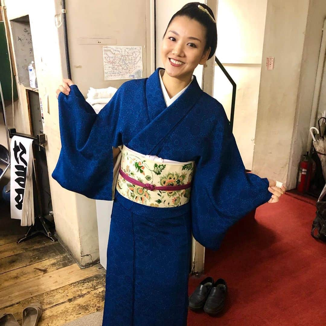 林家あずみさんのインスタグラム写真 - (林家あずみInstagram)「浅草演芸ホールの10日間が無事に終わりました✨✨来て下さいました皆様本当にありがとうございます🙏✨ ぺー師匠がEDWINとのコラボTシャツを着てらっしゃいました😍❤️2枚目の写真は打ち上げ中につる子ちゃんとツーショット😍❤️3枚目の写真、廣田さん❤️お着物ありがとうございます❤️気に入って着ております🙏✨✨✨ 明日朝4時起きで空港に向かうのですが、起きられるのか怖くてドキドキしています🤩💦💦💦 #浅草演芸ホール #林家ぺー師匠 #林家つる子 #林家あずみ」11月30日 23時34分 - kurohime424