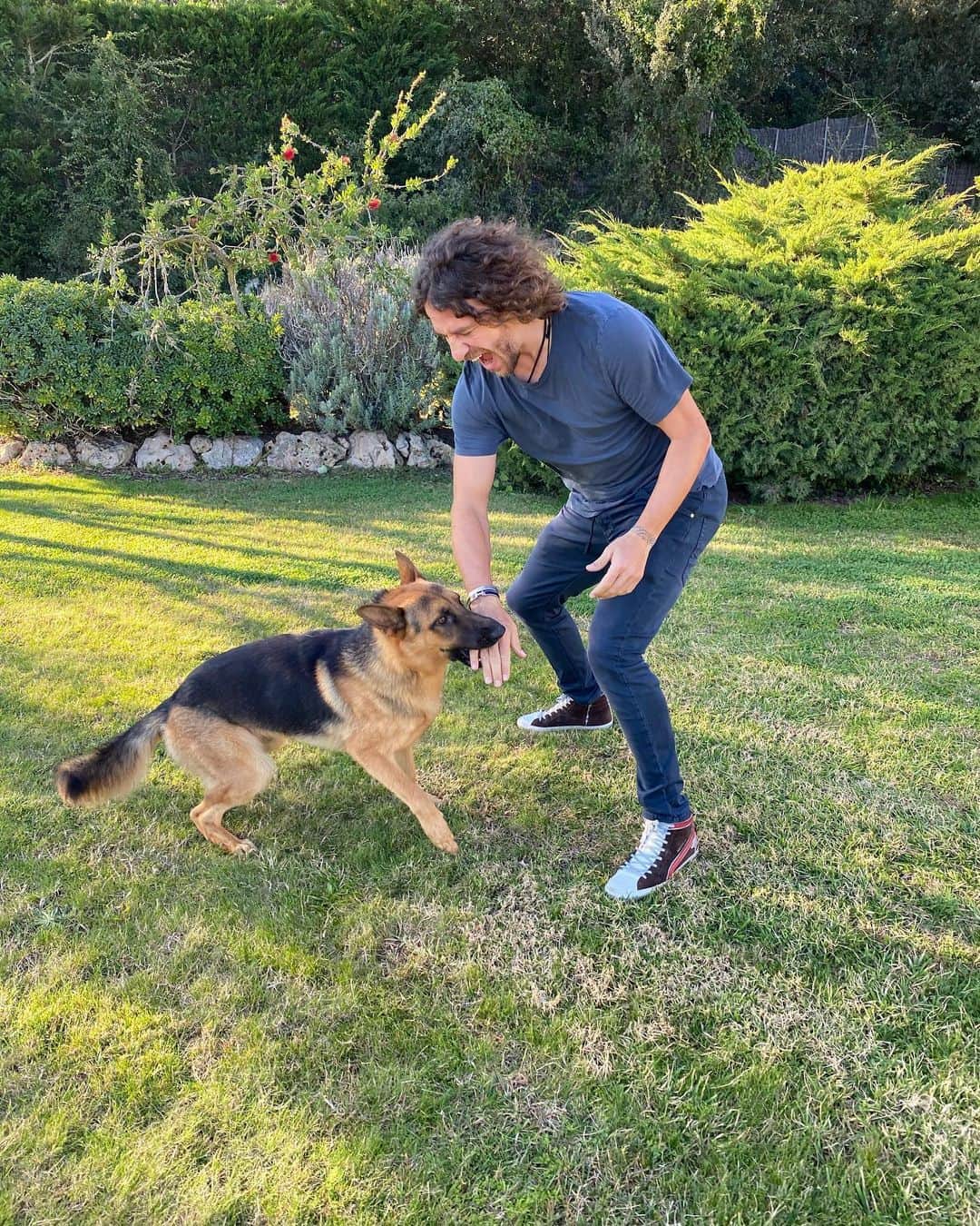 カルレス・プジョルのインスタグラム：「Estos son los besos de Simón. 😂😂 Feliz sábado a todos. #simón🧡」