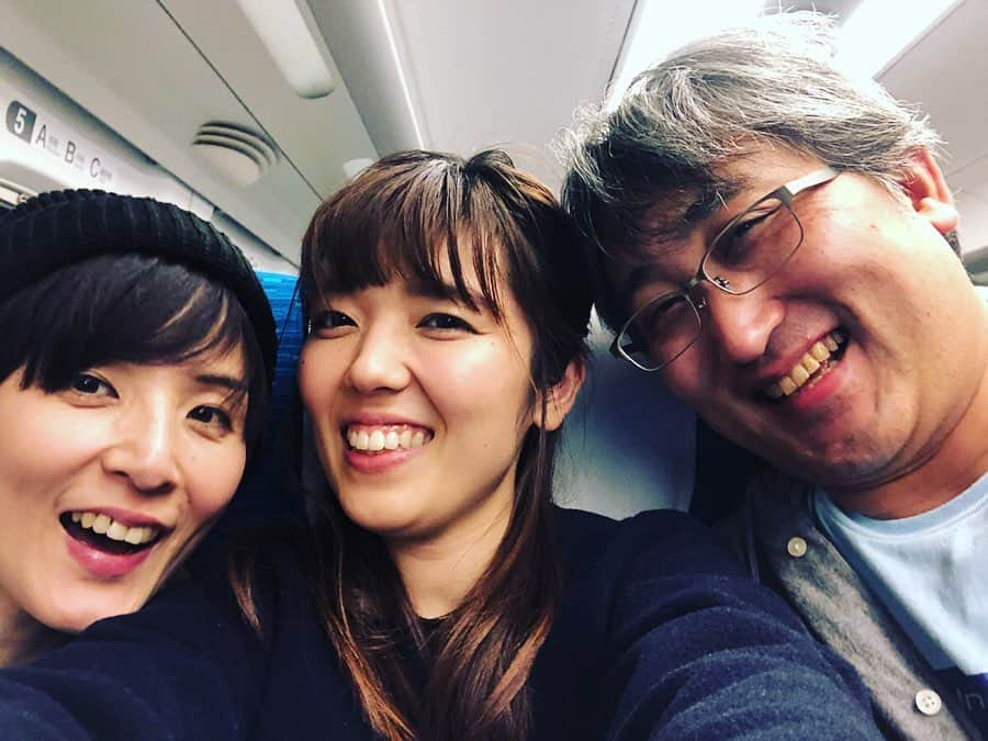 井上侑さんのインスタグラム写真 - (井上侑Instagram)「楽しかったな♪楽しかったなぁ〜♪と、新幹線の中、謎のメロディを口ずさんでいる自分に気づきました。  こんな風に、またミドランで集まってライブをすることができて、本当に嬉しかったです。  お声かけくださり、企画、ご準備いただいたK-mixの久保田さん、運営や設営やにお力を貸してくださったスタッフの皆さま、音響のクエストミュージックの皆さま、ノリノリの照明さん、そして何より足をお運びくださった皆々さま、ありがとうございました！！！ 大好きな人が浜松に沢山いること、ここから色んなことが始まったこと、こうやってまた会えること、 なんてこった！（ ｉ _ ｉ ）  仙台や東京、広島など、遠くからも、ほんとうに。  来年、久しぶりに浜松でワンマンやりたいなぁ。  そんな、ポカポカ、みなぎる、帰り道。  さて、次の静岡ライブは2/29！ひな祭りコンサート！ コントラリーパレードのたなまゆさん、産休からの復帰ライブでもありますぞ！！！ 素晴らしいKAWAIのグランドピアノSK-5で、歌わせていただきます。 どうぞお楽しみに☺️ ライブ詳細▷https://www.k-mix.co.jp/200229-piano-2  #kmix #ミドラン #冬の訪れ文化祭vol2 #live #コント #演劇 #音楽っていいな #生きてるっていいな #あなたが教えてくれたこと #謝謝大家」11月30日 23時41分 - yuinouehappy