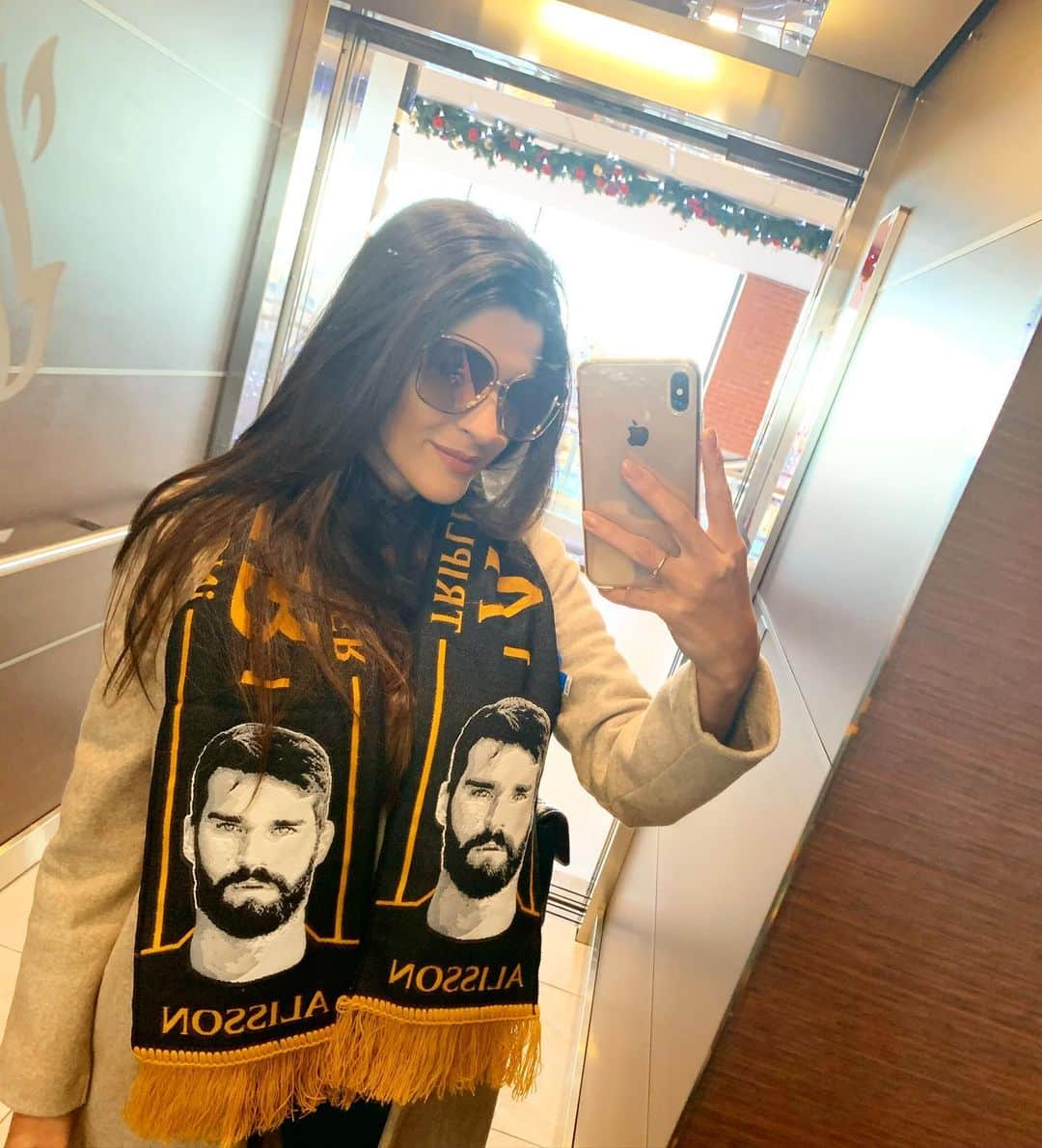 ナタリア・ベッカーのインスタグラム：「The most beautiful scarf I could have! Match day ⚽️❤️ #TeamAB1 #YNWA」