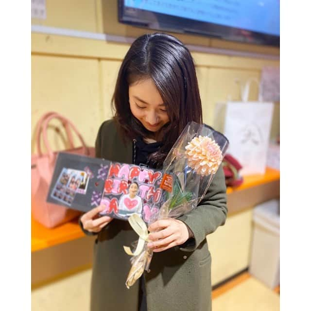 平祐奈さんのインスタグラム写真 - (平祐奈Instagram)「11月もあっという間に315の日。 大学のお友達にお祝いしてもらいました㊗️ まさかのまさかでした。 アルバムを作ってくれて、大学で仲良くしてくれるみんなからの寄せ書きもあってすごく嬉しくて心弾んでます💃🕺←こんな感じに。 ドジでへんてこりんな私にも優しい言葉をくれて、いつも助けてくれて素敵なお友達に恵まれて幸せ者です。 この場をお借りして… メッセージを下さったみんな、ありがとう🥺❤️ 後期も一緒に頑張るね💪 315(最後)の日も315(最高)な日となりました。 ありがとう。また明日✌︎」11月30日 23時45分 - yunataira_official