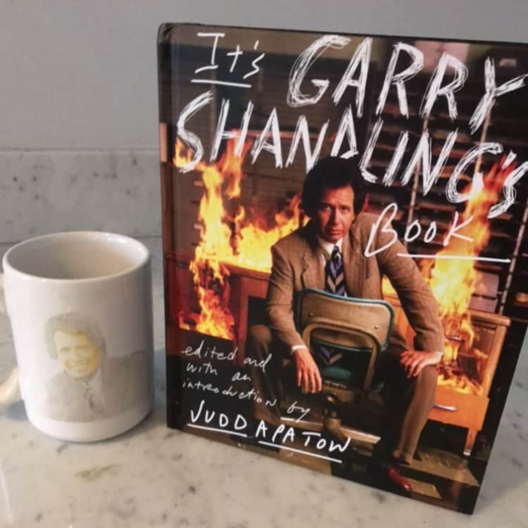 デヴィッド・スペードのインスタグラム：「Garry’s birthday was yesterday and i busted out my old Larry Sanders mug. He let me go on the third episode ever and it was a huge deal for me. He’s also from Arizona so he threw me a bone. This faded mug is the only thing I have from then. @juddapatow has a new book about him, give it a peep over the holidays」