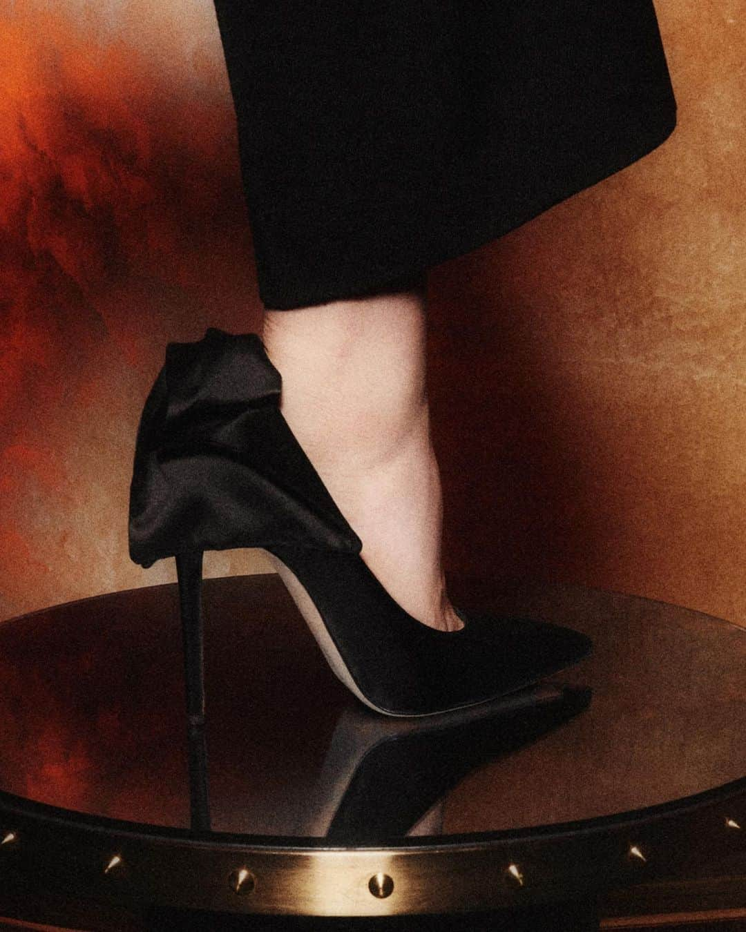 ヴィクトリアベッカムさんのインスタグラム写真 - (ヴィクトリアベッカムInstagram)「The #VBPreSS20 Bella pump marries the refinement of satin with our signature stiletto for the perfect heel to ground any look. Discover party dressing at the link in bio and 36 Dover Street in London. x Kisses VB」12月1日 0時02分 - victoriabeckham