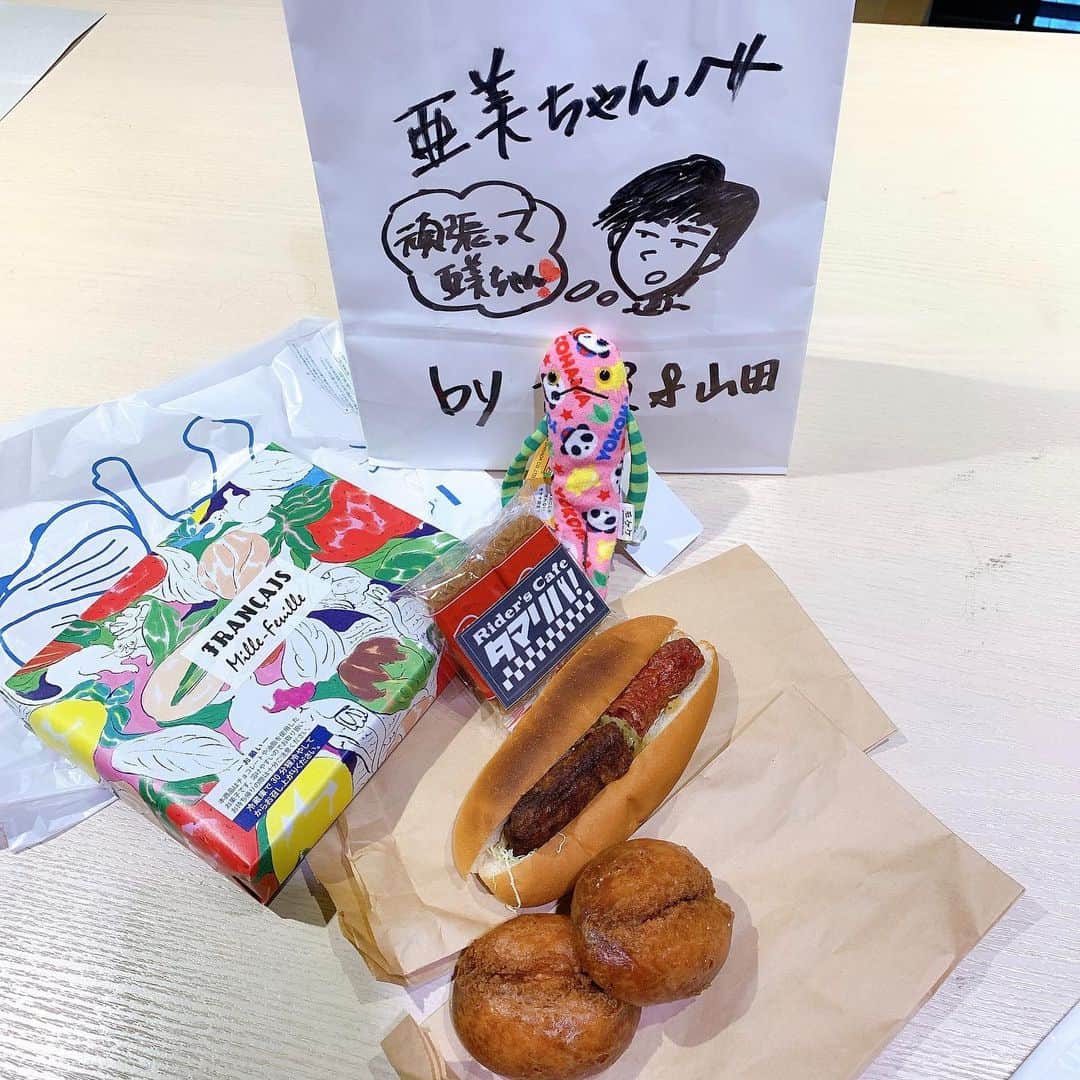 木村亜美さんのインスタグラム写真 - (木村亜美Instagram)「来てくれた皆さま、🤗💓 お差し入れ、プレゼントも、🎁 #ありがとお💖🥰 Thank you soooooo much for all of my fans. 🥰 Ami Kimura . #木村亜美 #長くずっと皆さまに支えられ感謝でいっぱいです #ありがとうございます✨ . #クシタニ #kushitani #クシタニ横浜店 #木村亜美 #横浜 #マリンアンドウォークヨコハマ #marineandwalk #marineandwalkyokohama #バイク女子 #バイク乗り #女性ライダー #motorcyclegirls #girlswhoridebikes #girlswhoridemotorcycles #bikegirls #bike_japan」12月1日 0時01分 - ami_kimura0327