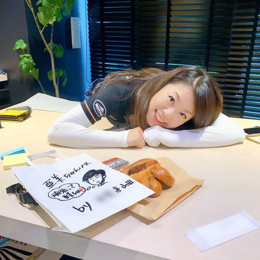 木村亜美さんのインスタグラム写真 - (木村亜美Instagram)「来てくれた皆さま、🤗💓 お差し入れ、プレゼントも、🎁 #ありがとお💖🥰 Thank you soooooo much for all of my fans. 🥰 Ami Kimura . #木村亜美 #長くずっと皆さまに支えられ感謝でいっぱいです #ありがとうございます✨ . #クシタニ #kushitani #クシタニ横浜店 #木村亜美 #横浜 #マリンアンドウォークヨコハマ #marineandwalk #marineandwalkyokohama #バイク女子 #バイク乗り #女性ライダー #motorcyclegirls #girlswhoridebikes #girlswhoridemotorcycles #bikegirls #bike_japan」12月1日 0時01分 - ami_kimura0327