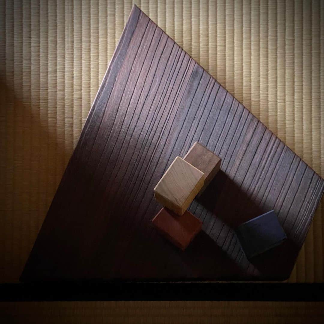林信行さんのインスタグラム写真 - (林信行Instagram)「#LEXUS が明日（12/1 日曜日）まで京都の３ヶ所で開催している #TakumiCraftConnectionKyoto 既に #京都新聞 と #平安神宮額殿　については投稿したが、実はもう１ヶ所、 紅葉の美しい建仁寺の両足院でもステキな展示が行われている。 同院の副住職を務める伊藤東凌氏がキュレーターとなり、京都の文化の担い手 x若き匠をコラボレーションした作品が美しい石庭や院内に飾られている。  １組目は茶人 中山福太郎さんと伝統工芸士の東福太郎さんが木のおもちゃでつくった休憩室  ２組目は美術家の林智子さんと石川県加賀水引の５代目、今や日本文化に深く根付いた「水引き」というものをつくった家の５代目、津田六佑さんが美しい水引きの作品をつくった。  切り絵作家の望月めぐみさんとガラス作家の十川賀菜子さんは存在感の大きな蛇の作品をつくった。  建築家の竹内誠一郎さん（今回、私が宿泊したnode hotelの建築家）と土佐和紙職人の濱田洋直さんは高知は仁淀川からもってきた無数の小石を土佐和紙で天井から吊るして広間をいくつかの空間に区切る中に入って楽しめる作品をつくった。  アーティスト 美素食（meisushi）さんと陶芸家の和田山真央さんは枯山水とそれに面した部屋に置かれた陶器に餃子の一種をモチーフにした作品を展示。人新世時代、地球を食い尽くす勢いを、地球の山川草木の循環と捉え直す作品を展示している。  普段は拝観ができない両足院を楽しめるだけでなく、そこにこうした特別な作品が飾られている滅多にない機会。 明日、京都にいる人はぜひとも訪れてみて欲しい。」12月1日 0時01分 - nobihaya