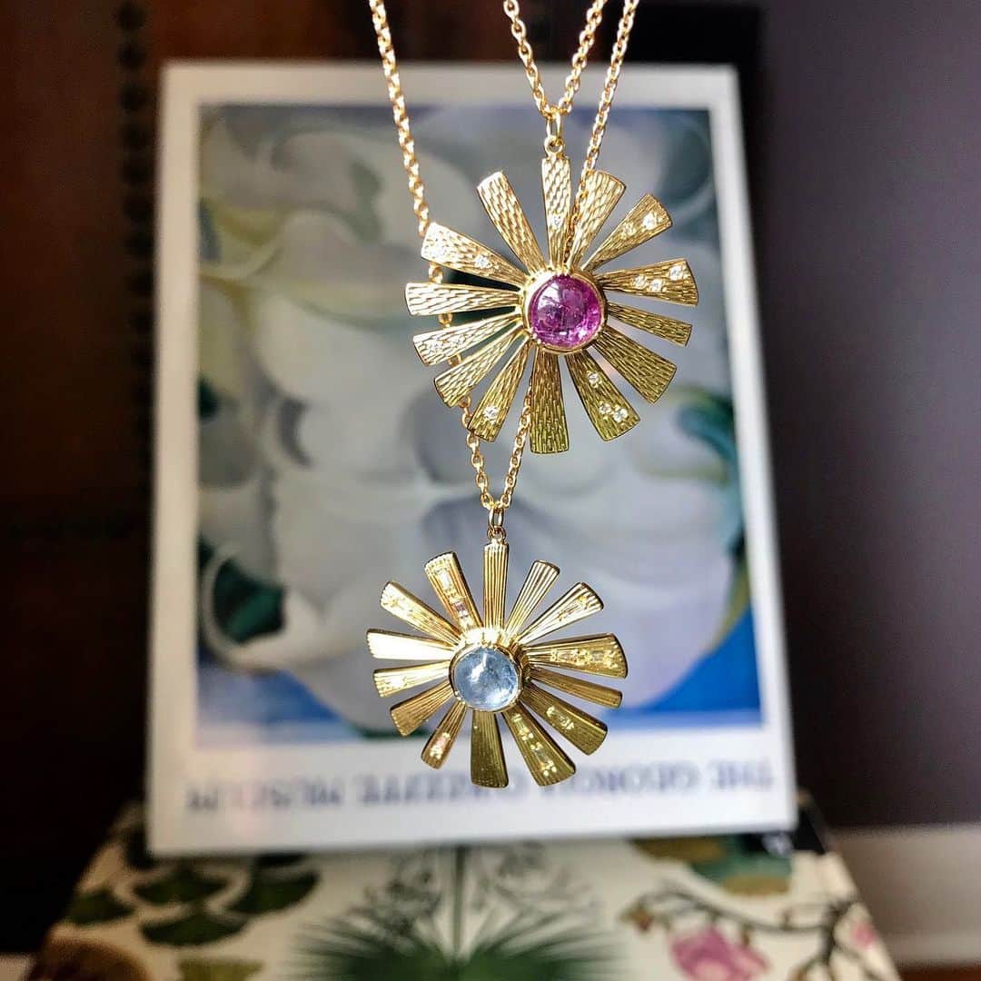 のインスタグラム：「Each piece from the Flora Collection is unique and each piece went through three different expert craftsman to create something truly individual. 💗🌸. #floracollection #brookegregson #engraved #handmade #onlyone #finejewelry.」