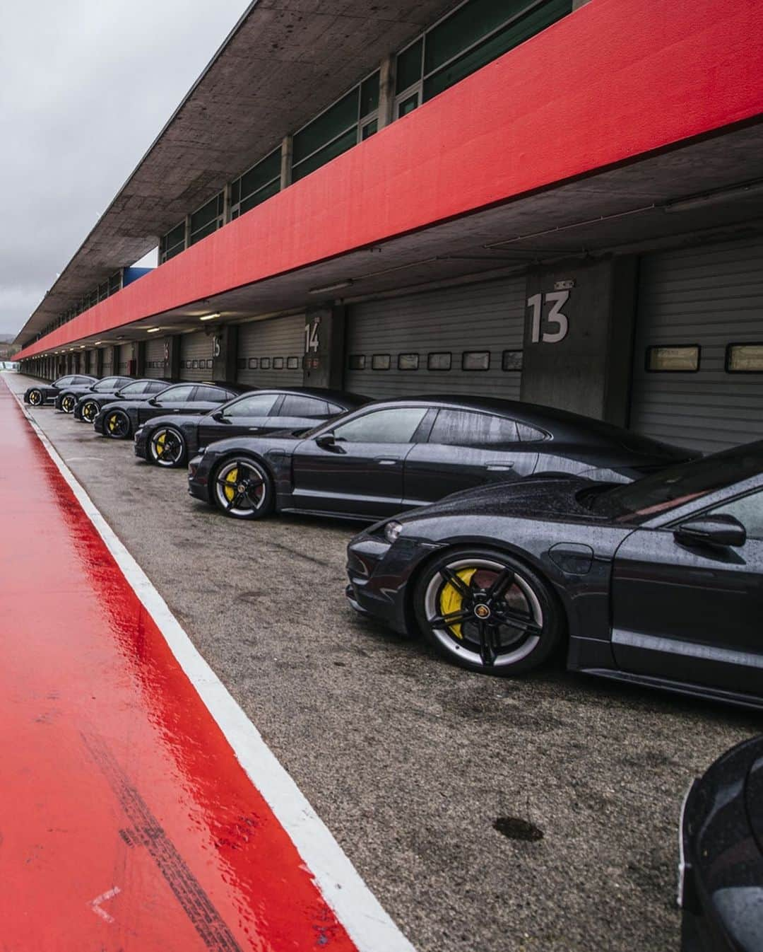 Porscheさんのインスタグラム写真 - (PorscheInstagram)「For the final Track Experience Training of the 2019 Season, 33 drivers headed to the Autódromo Internacional do Algarve in Portugal. Along with the Master Cup and Master Training, drivers were also able to experience the Taycan for the first time, with the event whetting the appetite for more of the same in 2020. (📸: @desmondlouw) #Porsche #PorscheExperience #Taycan」11月30日 23時58分 - porsche