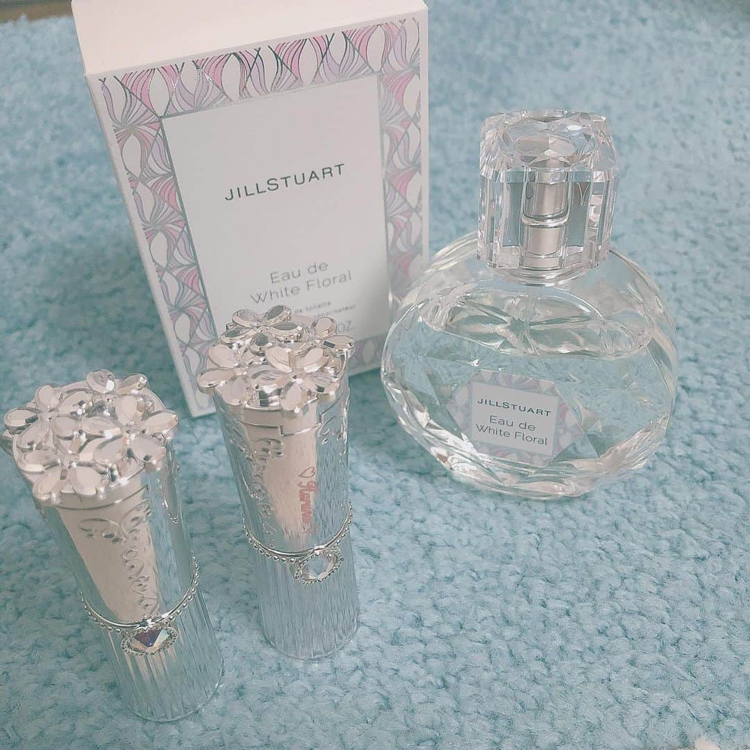 ハルナさんのインスタグラム写真 - (ハルナInstagram)「．﻿ ．﻿ 大好きなJILLSTUART🍓💄﻿ ﻿ ﻿ 色んな香水使っても﻿ やっぱりこれに辿り着いてしまう...﻿ ﻿ "THE 女の子"になれてる気がして﻿ 出来れば持ち物も、﻿ 部屋のなかも、﻿ 全部ジルで埋めつくしたいくらい﻿ 見た目 良し◎﻿ 中身良し◎﻿ 使いやすさ◎﻿ ﻿ のブランドです🧸❤︎﻿ ﻿ #コスメ #リップ #JILLSTUAR #香水 #女の子の味方 #instagood #insutadiary #좋아요 #일상 #좋아요환영‪」12月1日 0時03分 - haruna_h616