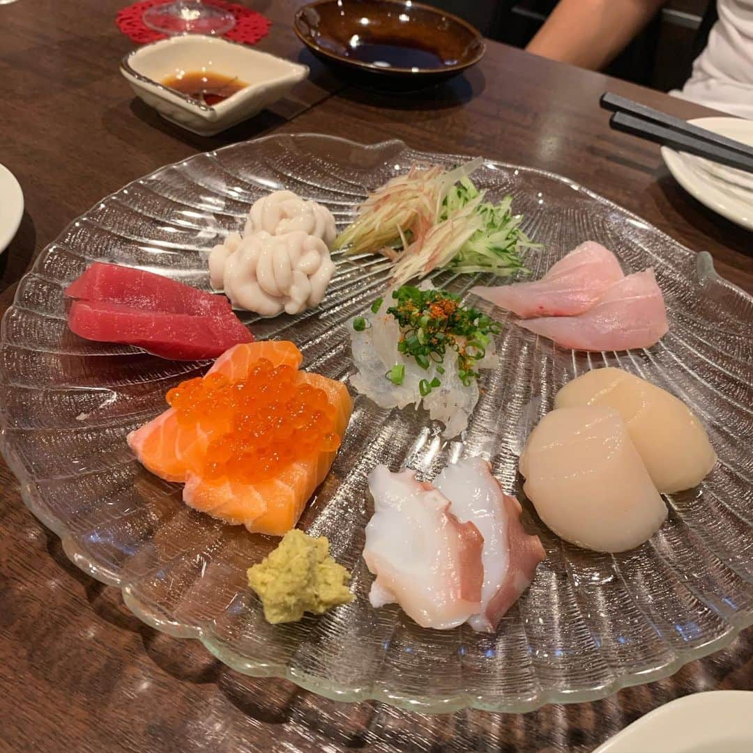 村田千弥さんのインスタグラム写真 - (村田千弥Instagram)「洋食屋でこの魚介のクオリティは反則😂✨ 牡蠣専門店行きたかったのに予約全滅で、たまたま行き着いた夫オススメの洋食屋さん・・・全然気分と違うって文句言ったけど、ごめん、美味しかったわ。  最近食べたかった、てっさも白子もあったし🐟 でもいろいろ食べてたら、お腹ぱんぱんで結局牡蠣を食べられなかったのは無念。」12月1日 0時12分 - chr.0429