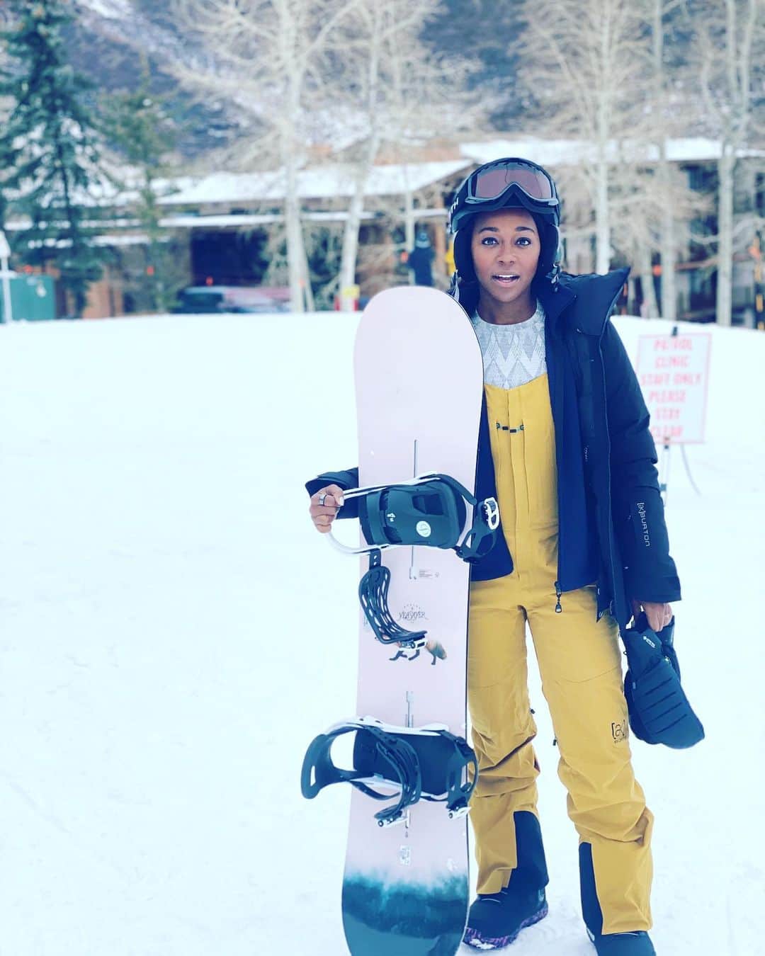 のインスタグラム：「A woman of many talents 😉❄️ 📷: @pauseandrecharge . . .  @bluegreenvacations  #bluegreenvacations  #sharehappiness」