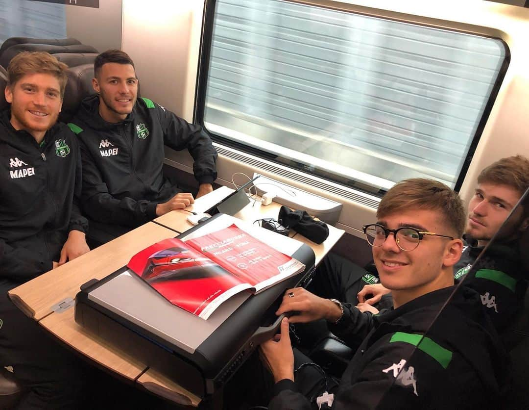 USサッスオーロ・カルチョさんのインスタグラム写真 - (USサッスオーロ・カルチョInstagram)「🚄 Neroverdi in viaggio con @Frecciarossaofficial!‬⠀ ⠀ ‪Destinazione ➡️ #JuveSassuolo‬⠀ ⠀ ‪#trenoufficiale 🖤💚 #ForzaSasol」12月1日 0時28分 - sassuolocalcio