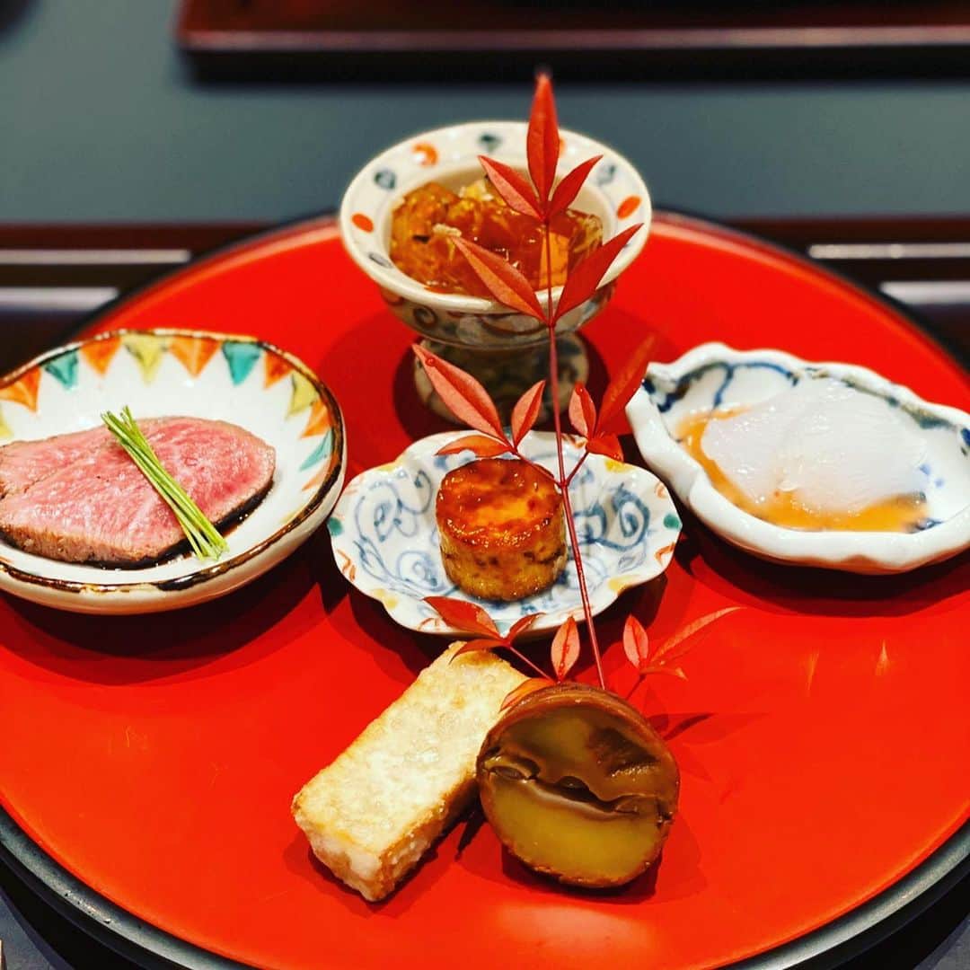 森下悠里さんのインスタグラム写真 - (森下悠里Instagram)「@yuko.shoji ゆうこ社長にお誘いいただき @yuzuki_ginza 佑月で 絶品な日本料理をいただきました✨✨ - 旬の食材を豪華に使った ヘルシーで美味しいお食事の数々💎 - 優しい味で娘も完食出来るメニューも💓 個室も広々、Baby OKだし 本当、皆様、 おもてなしも素晴らしくて感動しました🥺✨ - 個室が広くて居心地良すぎて😌 また、ここで女子会もしたいし 両親も招待したいなぁ💓 - 年内に絶対また来たい✨✨ - #佑月　#日本料理　#子連れOK #washoku #japanese #restaurant」12月1日 0時21分 - yuurimorishita