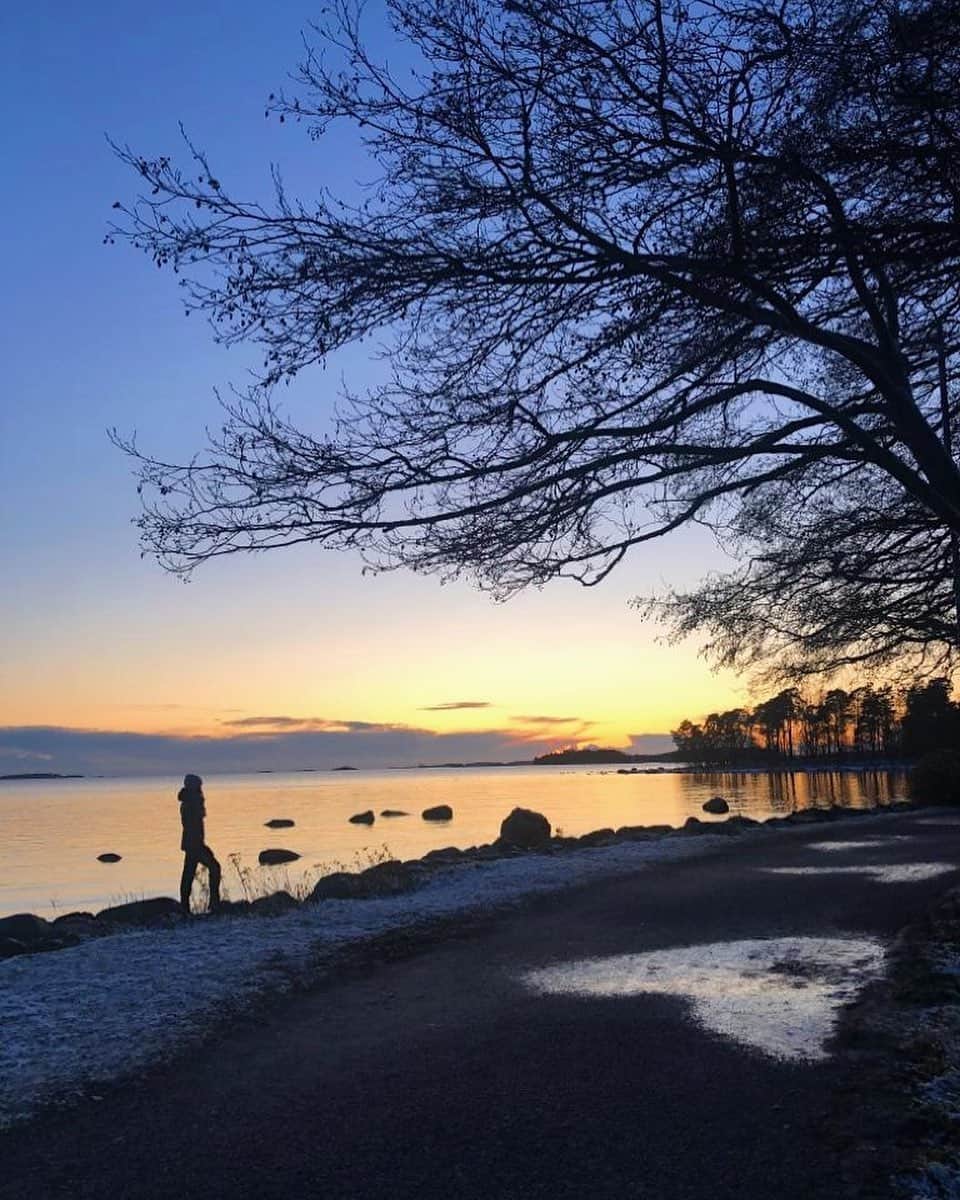 ラウラ・レピストのインスタグラム：「Parasta TTK-syksyn jälkeen? AIKA. Ystäville ja läheisille.🙏🏼😍 Innostavien projektien ja mukaansa tempaavien isojen puristusten jälkeen on parasta aina huomata että tärkeimmät jutut elämässä onkin niin lähellä. Siinä sun vieressä. Aattelin pitää tän mielessä tän pimeän talven! Koklaa säkin.✨ w/ @natukka ❤️」