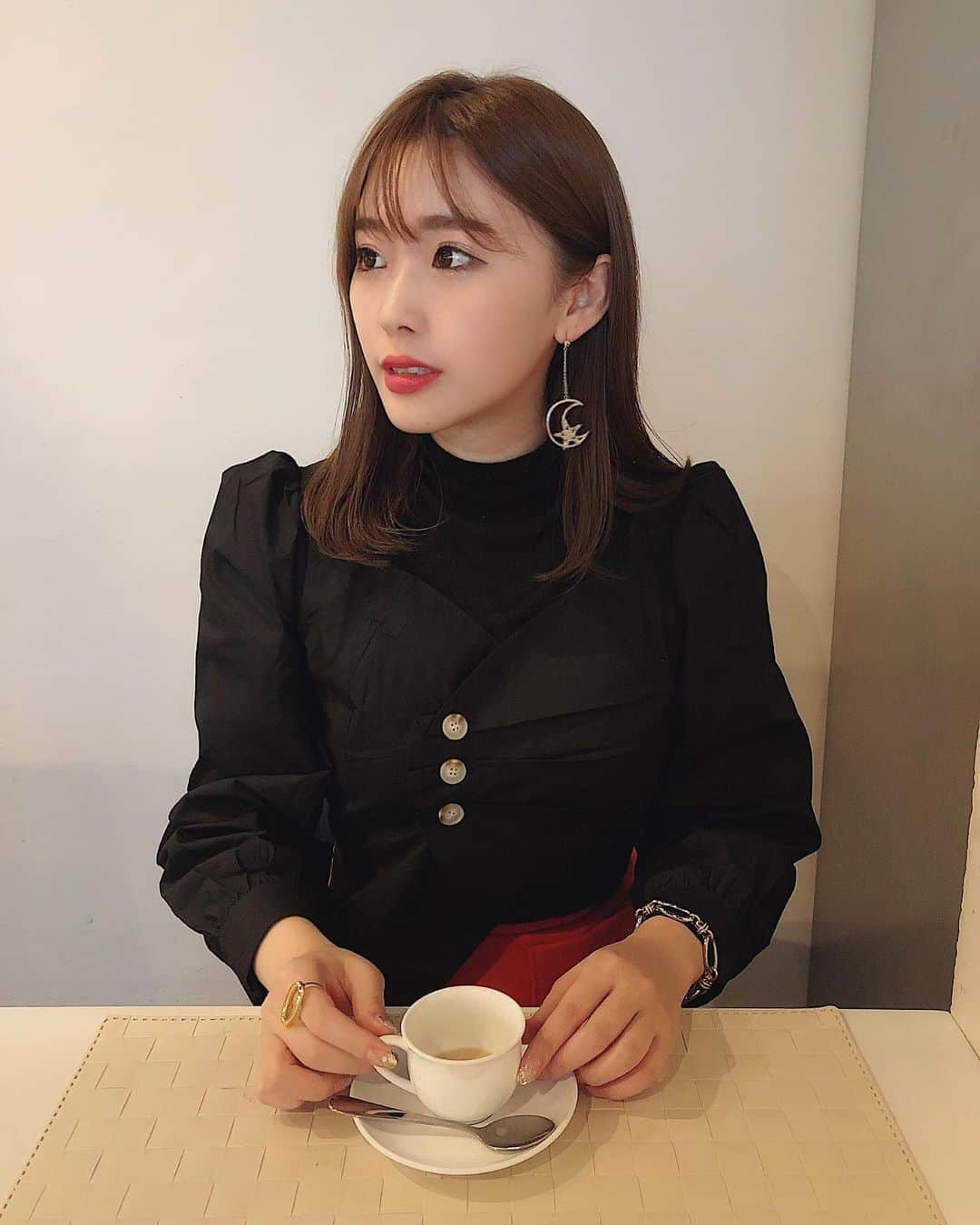 藤川沙弥のインスタグラム：「⸝⸝⸝⸝⸝⸝﻿ ﻿ お気に入りのtopsは﻿ @choettemoicloset の﻿ 7分袖前開き変形ブラウス♥︎﻿ ﻿ パフスリのお洋服すき😚﻿ 裾が変形になってるのもかわいい💕﻿ ﻿ ﻿ #choettemoicloset﻿ ﻿」