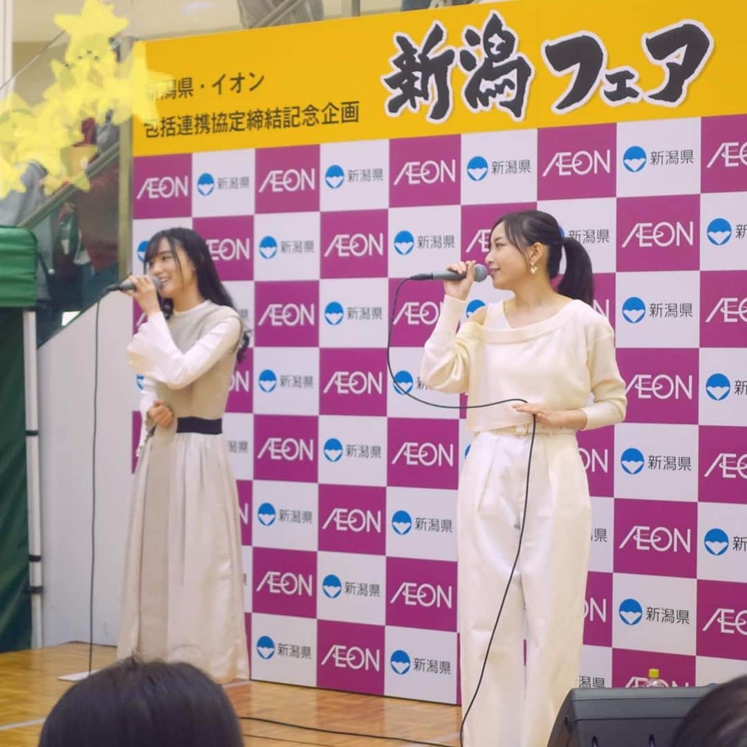 長谷川萌美さんのインスタグラム写真 - (長谷川萌美Instagram)「. . イオンモール新潟南さんは、 #遠ラブ リリイベの6ヶ月振りでした♪ . 今回は初披露の冬の曲などなど歌いました❄️ オリジナルの遠いところへ行くのでしょうも、一緒に口ずさんでくださったり、手拍子もありがとうございました💗嬉しかったです♪♪😊 . 今日歌わせて頂いた新潟フェアでは、 ル　レクチエ🍐💕や 安田ヨーグルト🐄自然薯のアイス🍨など他にも美味しいものが沢山ありました♡ 吹き抜けの1Fマリンコートの雪のイルミネーションも綺麗でステージからの写真も撮りたかったくらい✨ . ありがとうございました💗 また帰ってくるね♪ .  #ビタスイ #新潟 #地元 #新潟フェア #イオンモール新潟南 #冬 #名曲 #イベント #ルレクチエ #西洋梨 #幻の西洋梨」12月1日 0時36分 - moemi_hasegawa