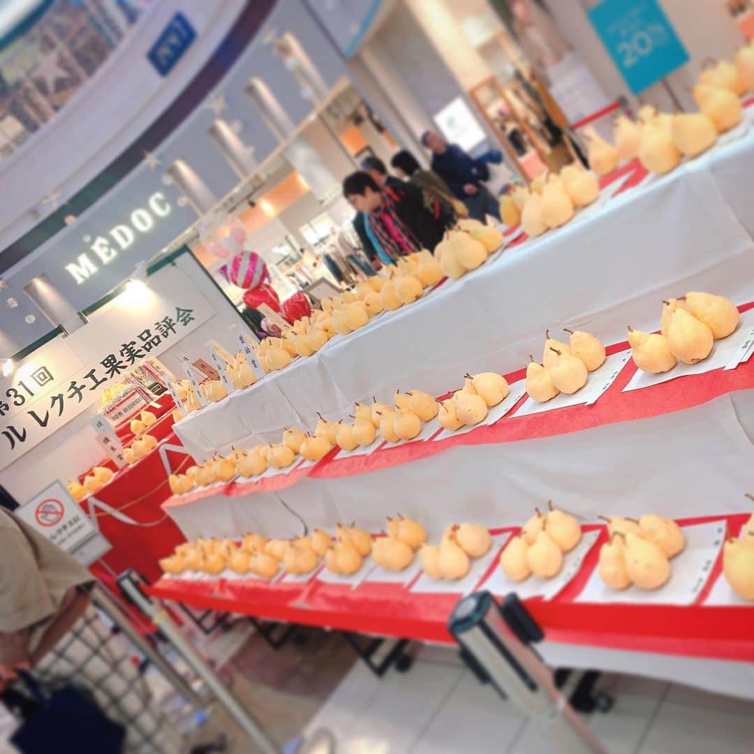 長谷川萌美さんのインスタグラム写真 - (長谷川萌美Instagram)「. . イオンモール新潟南さんは、 #遠ラブ リリイベの6ヶ月振りでした♪ . 今回は初披露の冬の曲などなど歌いました❄️ オリジナルの遠いところへ行くのでしょうも、一緒に口ずさんでくださったり、手拍子もありがとうございました💗嬉しかったです♪♪😊 . 今日歌わせて頂いた新潟フェアでは、 ル　レクチエ🍐💕や 安田ヨーグルト🐄自然薯のアイス🍨など他にも美味しいものが沢山ありました♡ 吹き抜けの1Fマリンコートの雪のイルミネーションも綺麗でステージからの写真も撮りたかったくらい✨ . ありがとうございました💗 また帰ってくるね♪ .  #ビタスイ #新潟 #地元 #新潟フェア #イオンモール新潟南 #冬 #名曲 #イベント #ルレクチエ #西洋梨 #幻の西洋梨」12月1日 0時36分 - moemi_hasegawa