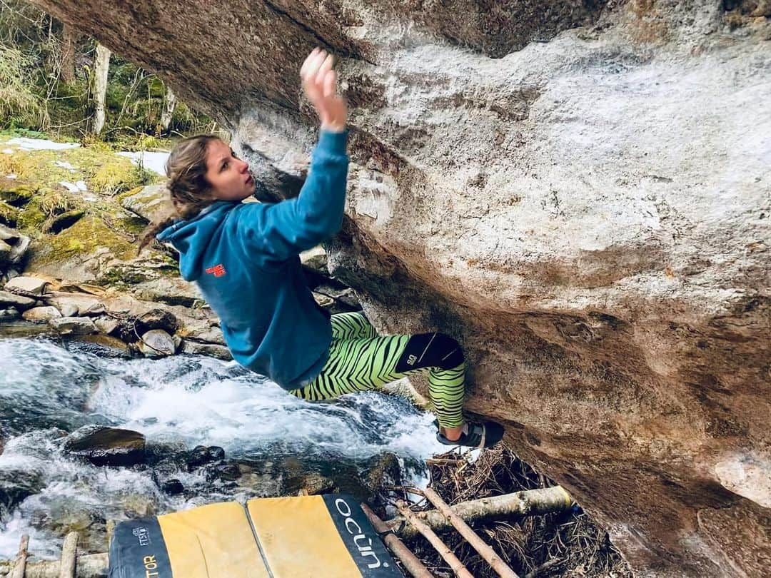 カロリーネ・ジンフーバーさんのインスタグラム写真 - (カロリーネ・ジンフーバーInstagram)「🥶 ascent of ‚Drischiebl right‘ 8A+ and some #cuddlevibes with 15 people at the same bloc 🎉 📷 @fabian.leu  @sosolid_official @belmezattitude @scarpa_at @frictionlabs @natureclimbing . . . . . . #bouldern #bouldering #klettern #climbing #austria #österreich #zillertal #winter #natureclimbing #noplacetoofar #chalkupless #bouldering_is_my_passion #boulderingbabes #bouldering_came_first」12月1日 0時45分 - karo_sinnhuber