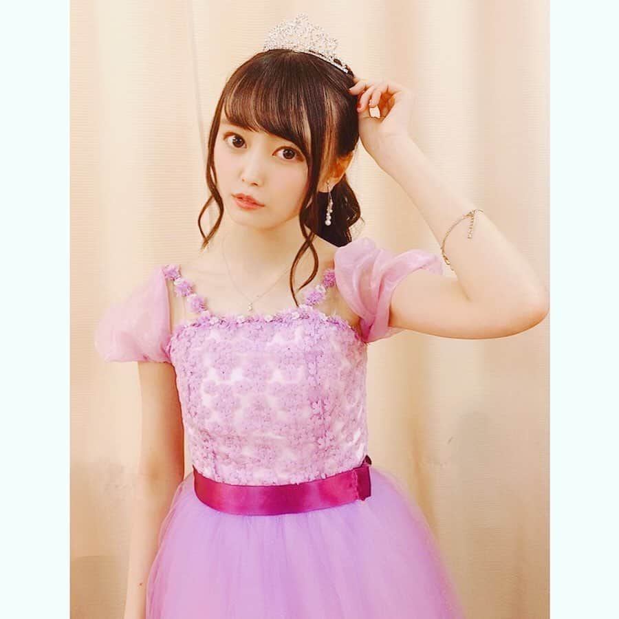 樋渡結依さんのインスタグラム写真 - (樋渡結依Instagram)「卒業公演で作った頂いたドレスです👗💜 AKBに入ってから沢山の可愛い衣装を着せていただけて毎回嬉しかったけど、今回のドレスは私の好みピッタリに作っていただけて1番のお気に入りです😊💓 作ってくださった衣装さん短い期間の中でこんなに素敵に作ってくださって本当にありがとうございました🥺 ティアラまで付けていただいて感謝してもしきれません😭💕 #卒業ドレス #可愛いドレス　 #紫色ドレス #オサレカンパニー さん ＊おまけ付き」12月1日 0時54分 - yui_hiwatashi0430