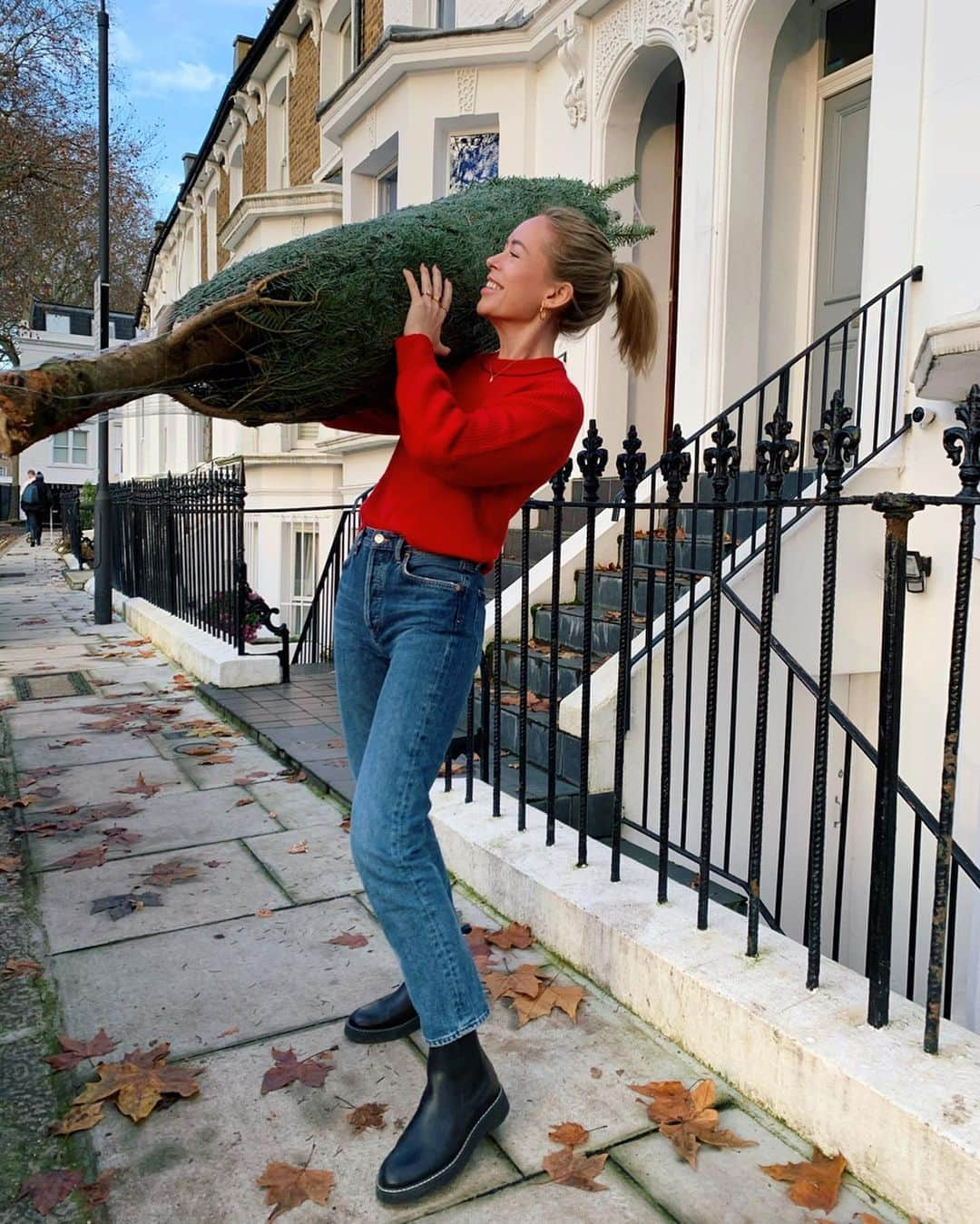 タニヤ・バーさんのインスタグラム写真 - (タニヤ・バーInstagram)「Got my treeeeeee 🎄」12月1日 0時55分 - tanyaburr