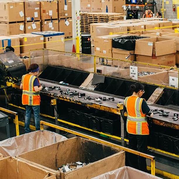 HP（ヒューレット・パッカード）のインスタグラム：「Green manufacturing starts with closing the loop on plastic recycling: “The way we are going to get there is to figure out how we can recapture all the material we are putting out into the world and reuse every single bit of it,” says HP's Ellen Jackowski, global head of sustainability. See how empty ink cartridges become new printers at this innovative recycling facility near Nashville ♻️. [link in bio] #sustainability #greenmanufacturing #plastic #recycling #Tennessee」