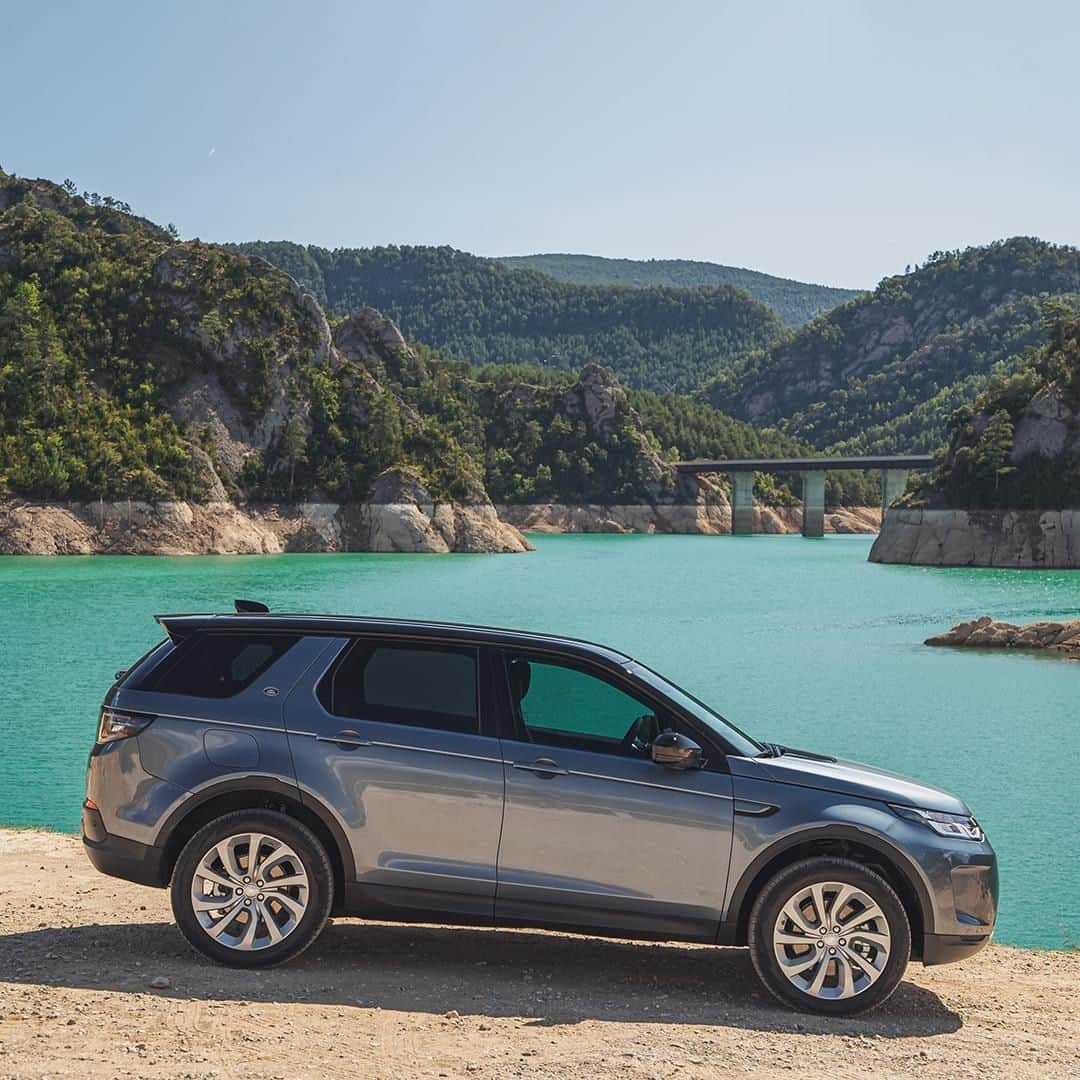 Land Roverさんのインスタグラム写真 - (Land RoverInstagram)「With its optimised design the new #LandRover #DiscoverySport is just as striking as the landscapes it's built to explore.  #OffRoad #4x4 #Adventure #Carsofinstagram #Instacar #Design #SUV #CarLifestyle #LandRover #Cars #Car #AutomotiveDesign #Hybrid #MHEV」12月1日 1時00分 - landrover