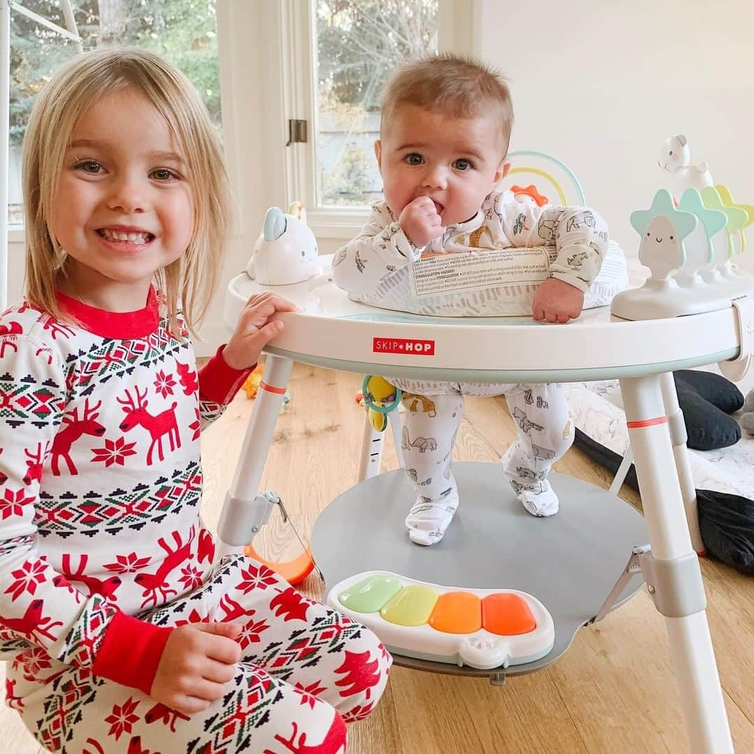 Skip Hopさんのインスタグラム写真 - (Skip HopInstagram)「'Tis the season for family fun! We ❤️❤️❤️ @jsjanzen's cuties getting the holiday party started with our Silver Lining Cloud Baby's View Activity Center! #wishlist #babygift #musthavesmadebetter #skiphopholidaycheer!」12月1日 1時00分 - skiphop