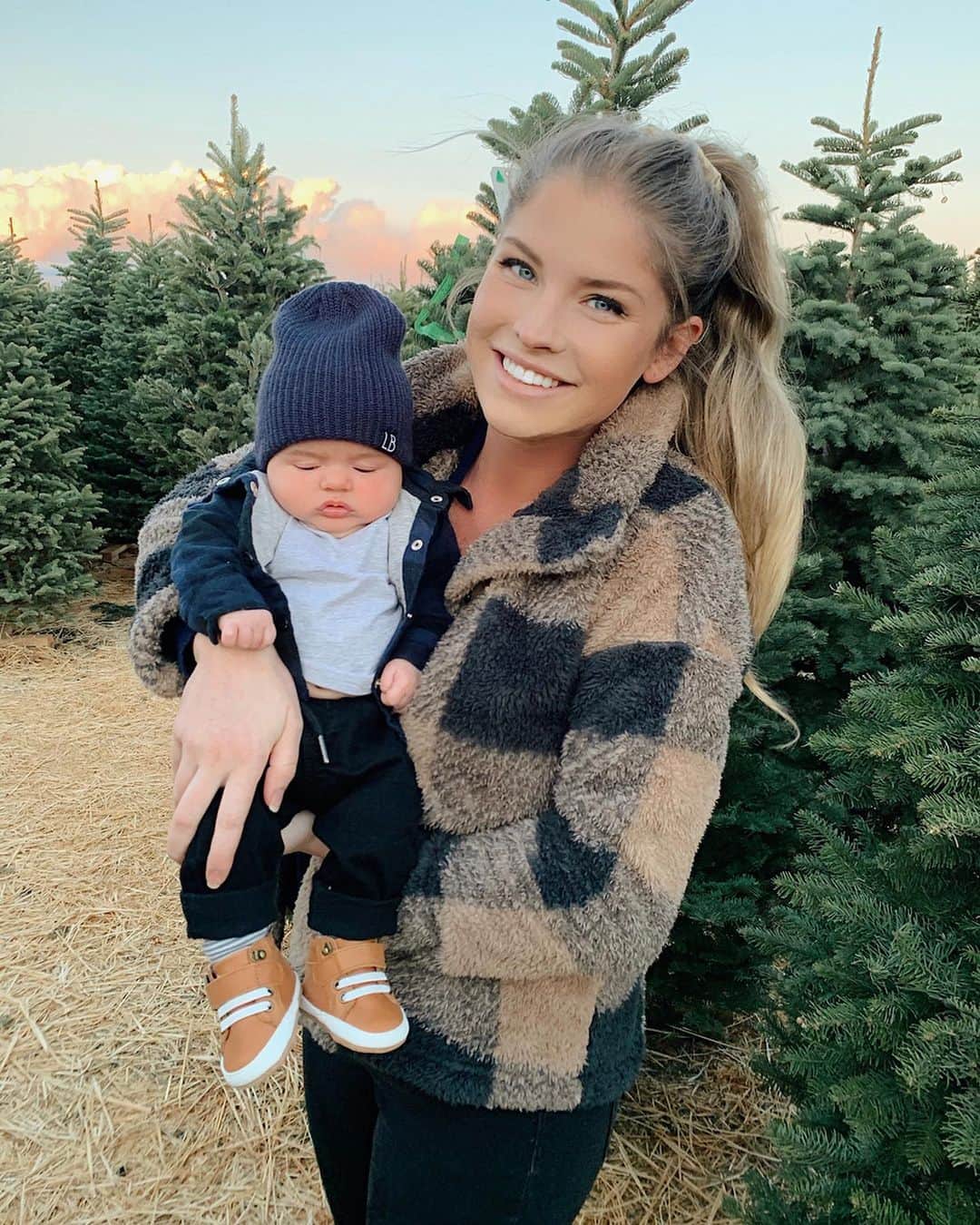 carlyのインスタグラム：「he might not remember this, but we will ☺️ cue all things christmas! can’t wait to experience all the holiday festivities with Crew and create new traditions as a family 💛🎄 Crew’s outfit head to toe @little_bipsy」