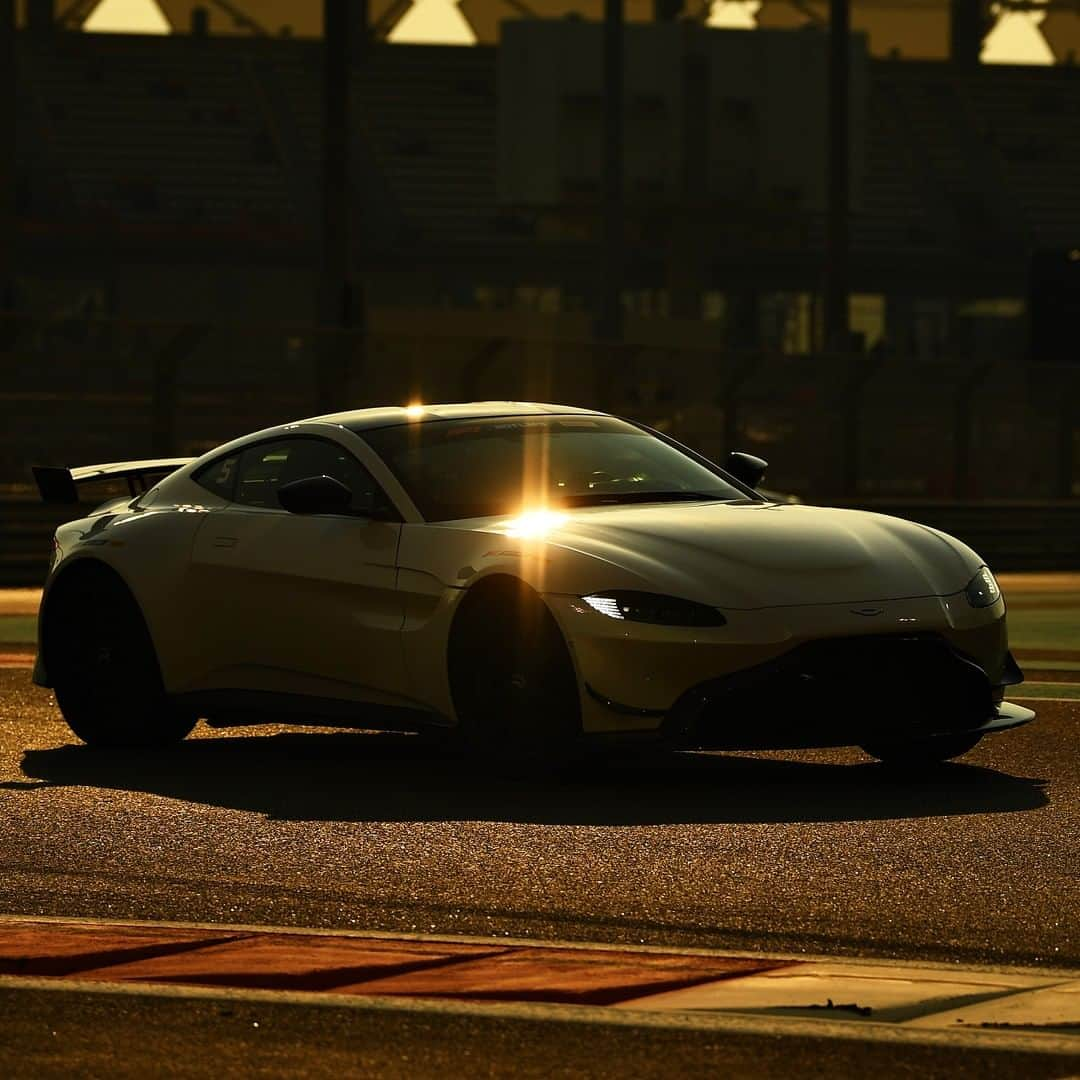 アストンマーチンさんのインスタグラム写真 - (アストンマーチンInstagram)「As the sun sets on the 2019 Formula 1 season, Vantage continues to set the standard on track for #F1PirelliHotLaps.  #Vantage #AbuDhabiGP」12月1日 1時07分 - astonmartin