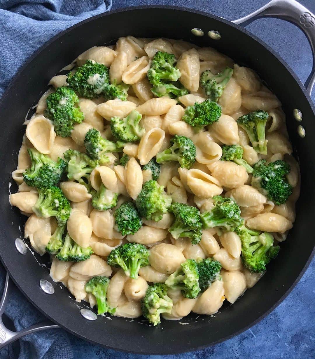 Easy Recipesさんのインスタグラム写真 - (Easy RecipesInstagram)「Easy Creamy Broccoli Mac N’ Cheese recipe, ready in less than 30 minutes and a great recipe the whole family will enjoy. Grab the full recipe link from my bio.  https://www.cookinwithmima.com/creamy-broccoli-mac-n-cheese/」12月1日 1時07分 - cookinwithmima
