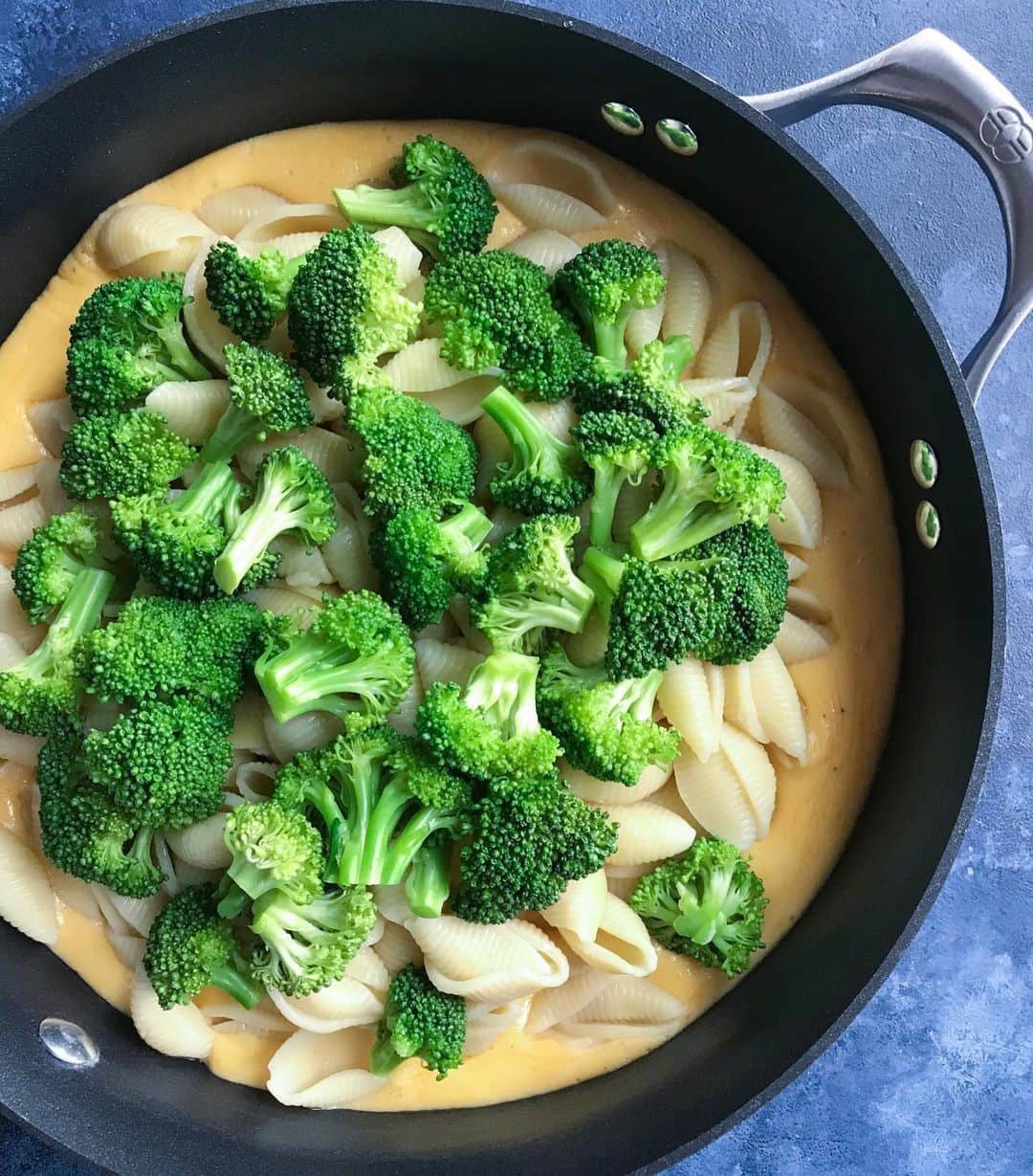 Easy Recipesさんのインスタグラム写真 - (Easy RecipesInstagram)「Easy Creamy Broccoli Mac N’ Cheese recipe, ready in less than 30 minutes and a great recipe the whole family will enjoy. Grab the full recipe link from my bio.  https://www.cookinwithmima.com/creamy-broccoli-mac-n-cheese/」12月1日 1時07分 - cookinwithmima