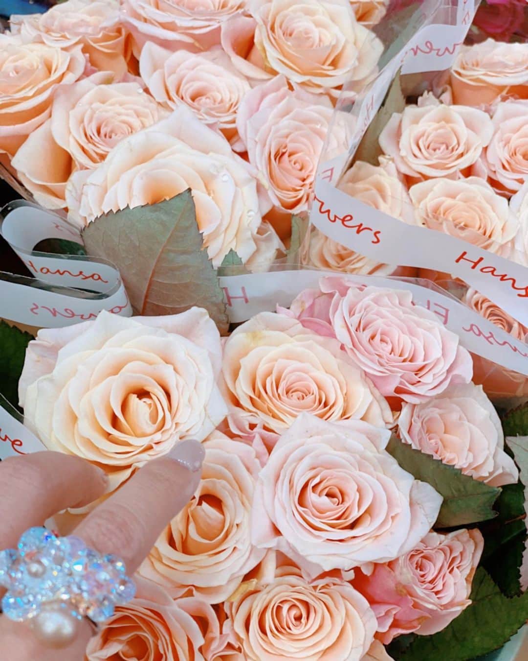 Yuka Kaedeさんのインスタグラム写真 - (Yuka KaedeInstagram)「Flower market♡ * 今気づきましたが、もう今日12月1日でした‼︎‼︎ 今年もあと少し、今月もよろしくお願いします♡(^^)\ * #韓国#南大門市場#花屋さん」12月1日 1時13分 - _asyuka_