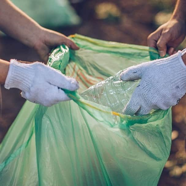 REIさんのインスタグラム写真 - (REIInstagram)「To everyone who went out and cleaned up this Black Friday—that was just the beginning.  Check out The Opt to Act Plan (link in bio) for 52 weeks of sustainable action. #OptOutside」12月1日 1時14分 - rei