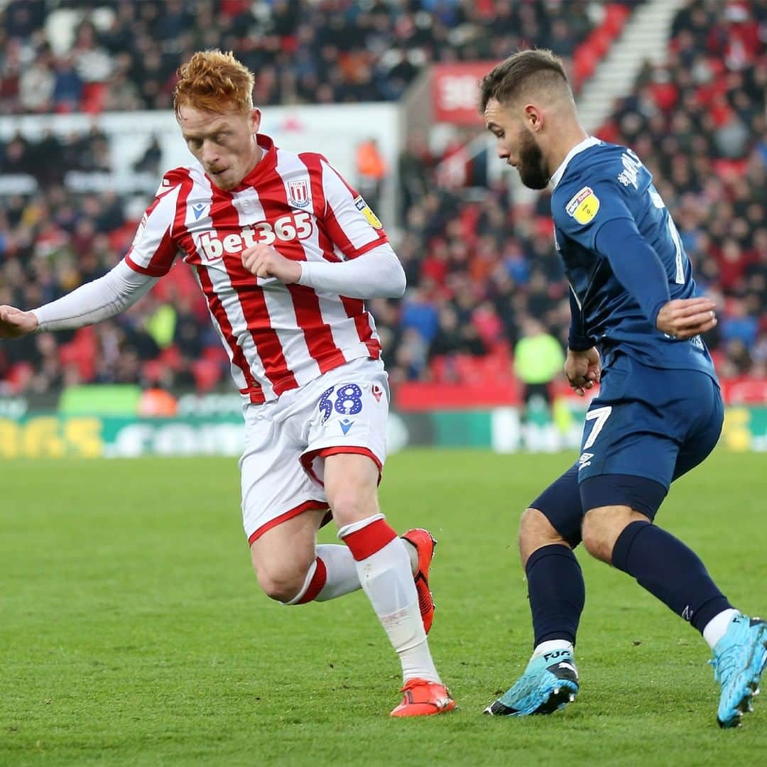 ストーク・シティFCさんのインスタグラム写真 - (ストーク・シティFCInstagram)「We're behind at the bet365, but there's time to turn it around. Go'Arn Stoke! #SCFC 🔴⚪️」12月1日 1時15分 - stokecity