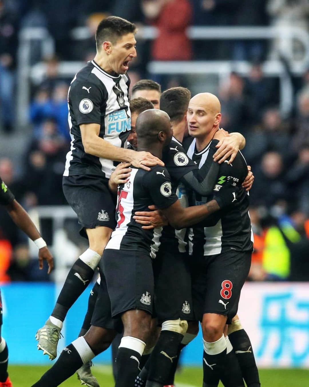 フェデリコ・フェルナンデスのインスタグラム：「Believe and fight until the end.  We are on the right way. ⚫️⚪️ . #blackandwhite  #newcastle  #premierleague  #nufc  #FF18  #hardwork  #believe」