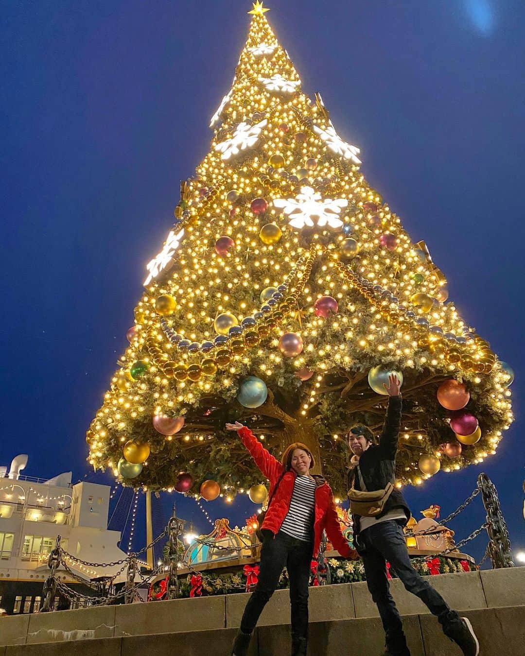 興梠友理のインスタグラム：「🎄Disney Christmas 2019.11.27🎄 ・ ディズニーとは関係ないけど、週明けから新しい会社に転職します✨ ・ 自分が望んだ道。 新天地でも頑張るぞー😤 #決意表明の投稿 ・ #2枚目の写真も見てね #ガククラータのエセ教祖感ハンパない #アラビアンコーストで撮ったよ ・ #東京ディズニーシー #ディズニーシー #ディズニーリゾート #東京ディズニーリゾート #ディズニーデート #ディズニークリスマス#ディズニークリスマス2019 #tokyodisneysea #disnesea #tokyodisneyresort #disneychristmas」