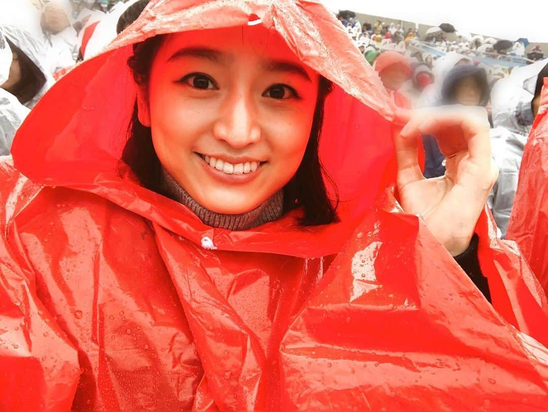 上野優花さんのインスタグラム写真 - (上野優花Instagram)「先週の早慶戦。 冷たい雨が降りしきる中での一戦でした。 昔サンウルブズの試合で貰ったポンチョを着て。 ラグビー用のレインコート買いたいなぁ☔️ . 雨のせいなのか、いつもの調子が出ない早稲田にハラハラしつつ…前半は同点で終了。 後半は慶應のディフェンスが光りましたが、 17-10でなんとか早稲田の勝利！ MOMは2トライを挙げた古賀選手👏🏻 . そういえば3年前の早慶戦も どんより空の下接戦だったなぁ。 . さぁ明日は25年ぶりとなる全勝対決の早明戦🏉 速い明治に早稲田はプレッシャーをかけられるのか🧐 #楽しみすぎてjsportsオンデマンドで #最近の試合を見直してる　笑 #どんなに雨が降ったって #どんなに寒くたって #現地で見たい #それがラグビーの魅力 #大学でMOMって今年から？？ #本日もラグビー観戦日和でした #関東大学対抗戦 #伝統の早慶戦 #ラグビー #大学ラグビー #ラグ女」12月1日 1時24分 - yuka_ueno89