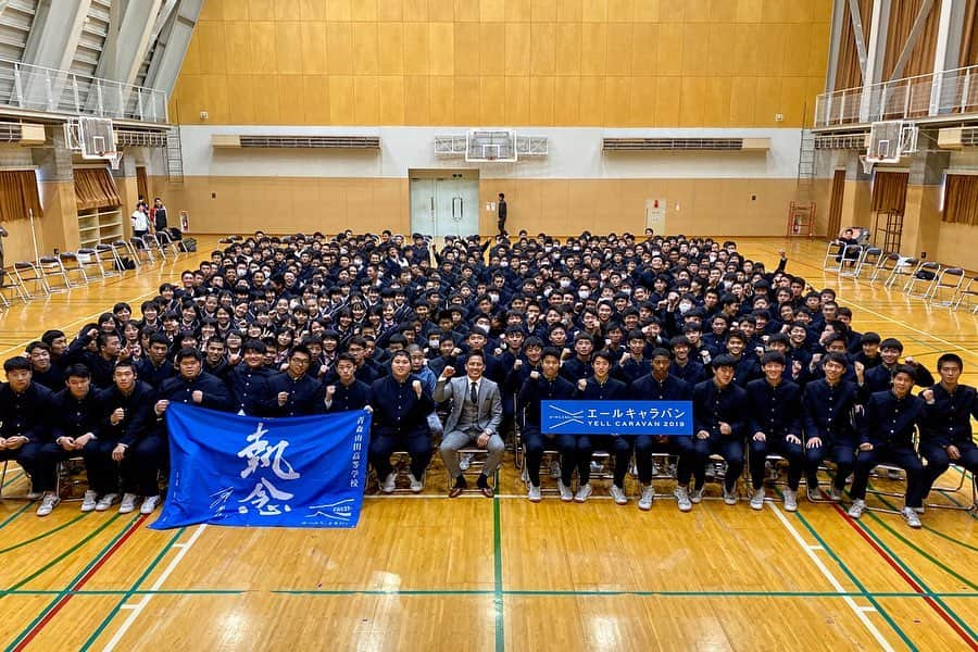 野村忠宏さんのインスタグラム写真 - (野村忠宏Instagram)「未来に向かって頑張る若者を応援し支える「エールキャラバン 2019」このプロジェクトに携わって5年目になります。本日は、青森県の青森山田高等学校を訪問し、全校生徒に講演、柔道部員に部活指導を行いました。今日の出会いがみんなの力になれば嬉しいです。今しかない時間を大切に頑張ってください🥋🔥👍 #大塚製薬 #ポカリスエット #エールプロジェクト #5年目 #11月30日 #青森山田高等学校 #青森県 #講演 #柔道指導 #執念 #礼儀 #礼節 #努力への意識 #野村忠宏」12月1日 1時27分 - nomura60kg