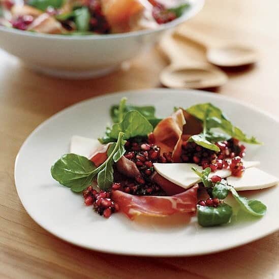 Food & Wineさんのインスタグラム写真 - (Food & WineInstagram)「This is one of our favorite winter salads. In our opinion, you can't go wrong with arugula, bright white slices of ricotta salata and strips of salty serrano ham with plenty of pomegranate seeds. Recipe link in our bio. 📷: @johnkernickphotography」12月1日 1時42分 - foodandwine