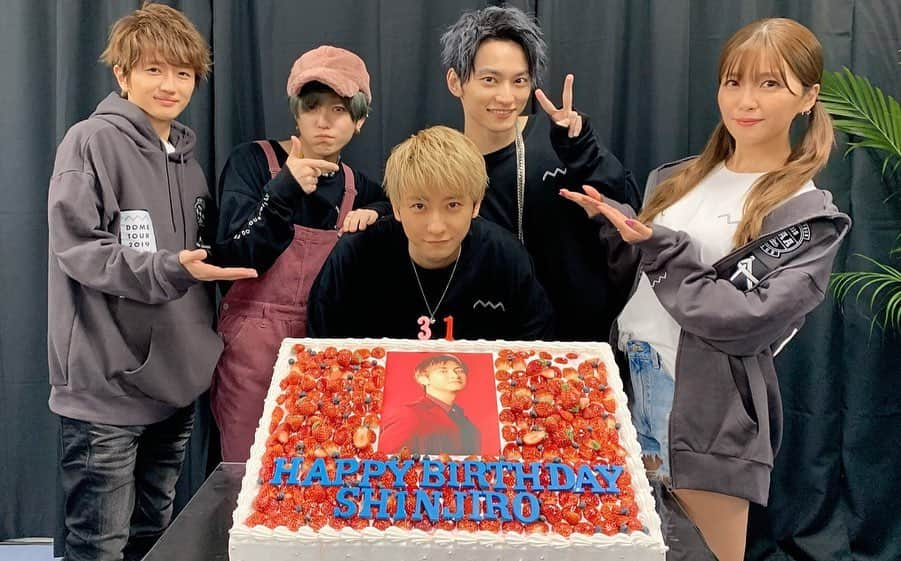 AAAのインスタグラム：「《AAA DOME TOUR 2019 ＋PLUS》 NAGOYA 2019.11.30 AAA＋FAN=HAPPY DAY1  #AAAPLUS #素敵な笑顔ありがとう #HAPPYBIRTHDAYSHINJIRO」