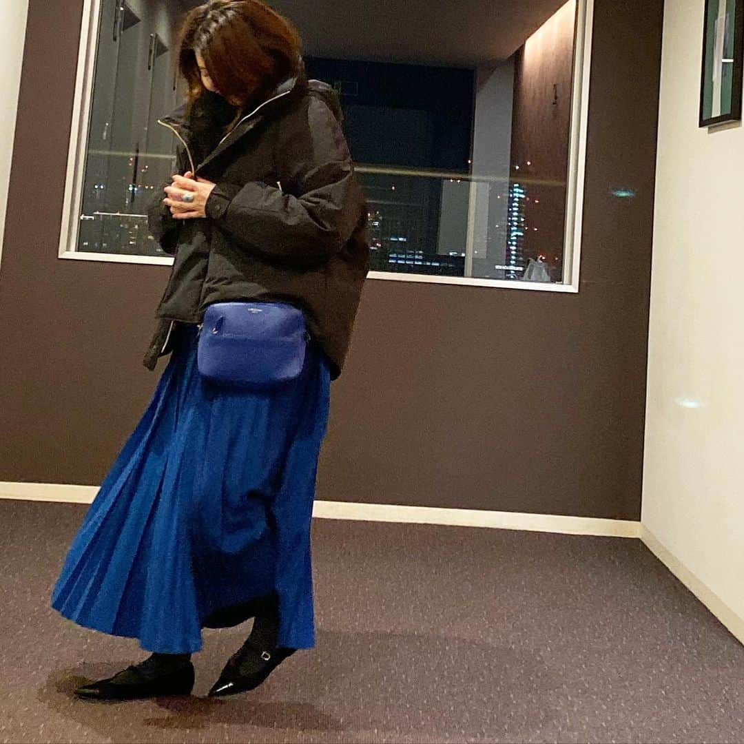 kawakami momokoさんのインスタグラム写真 - (kawakami momokoInstagram)「この躍動感ある写真はなんだろな。。。 コート初おろしシリーズ コート　@the_reracs #reracs #リラクス ニット　@cinoh_official #cinoh #チノ スカート　#enfold #エンフォルド @enfold_official  バッグ　@jandmdavidson #jandmdavidson  靴　@prettyballerinasjp #prettyballerinas #プリティバレリーナ  今季 まだあとコートいくつあるんだろ。。。」12月1日 1時45分 - momoko.kawakami.29