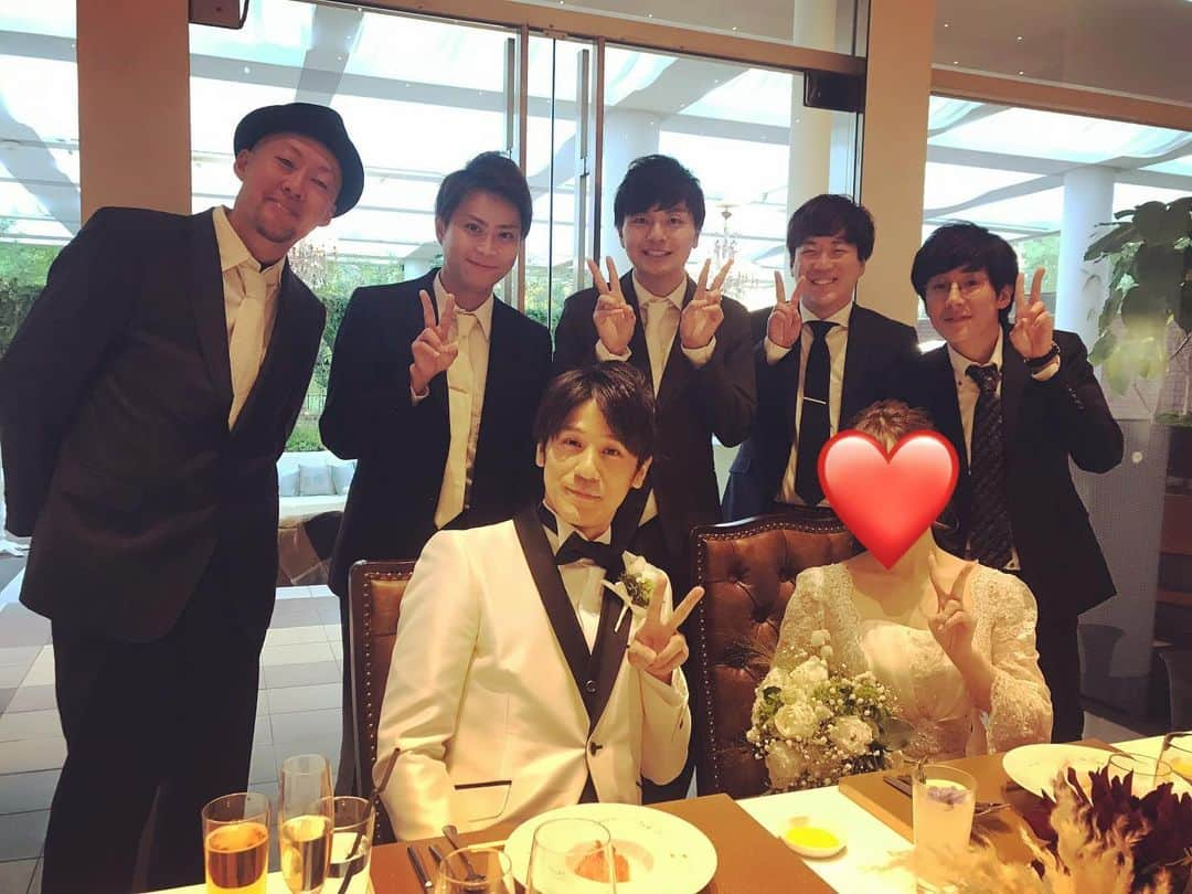 河野良祐さんのインスタグラム写真 - (河野良祐Instagram)「【瀬戸さん❤めぐみさん】﻿ ﻿ 7年ほど前、5upよしもとの頃、スマイルさんに『さんくみ 〜ネタとトーク〜』というイベントに誘っていただきました。メンバーはスマイルさん、銀シャリさん、プリマ旦那。毎月毎月たくさんの刺激をいただき、その中でも瀬戸さんの皆をまとめる力に圧倒されていました。誰が何を言おうと、誰がどんだけ暴走しようと、絶対に何とかしてくれる。絶対に助けてくれる。そんな姿を見続けていました。﻿ そして、瀬戸さんの企画ライブ『ゲームパーク』。ゲストで呼んでいただいた時、こんなに面白いゲームコーナーライブがあるんだと感動したのを覚えています。いつか自分もそんなライブがしたいと始めたのが『ゲームコロシアム』でした。﻿ そこで色んな楽しみを見つけることが出来き、今の自分があります。﻿ 瀬戸さんには本当に感謝しております。﻿ そして今日は本当に最高の結婚披露宴&二次会に呼んでいただきましてありがとうございました。﻿ めちゃくちゃ笑い、めちゃくちゃ泣かせていただきました。﻿ 改めましてご結婚おめでとうございます！！﻿ めぐみさんと末永くお幸せになってください！！﻿ そして今後ともよろしくお願いします！！」12月1日 1時55分 - kitamina_kono