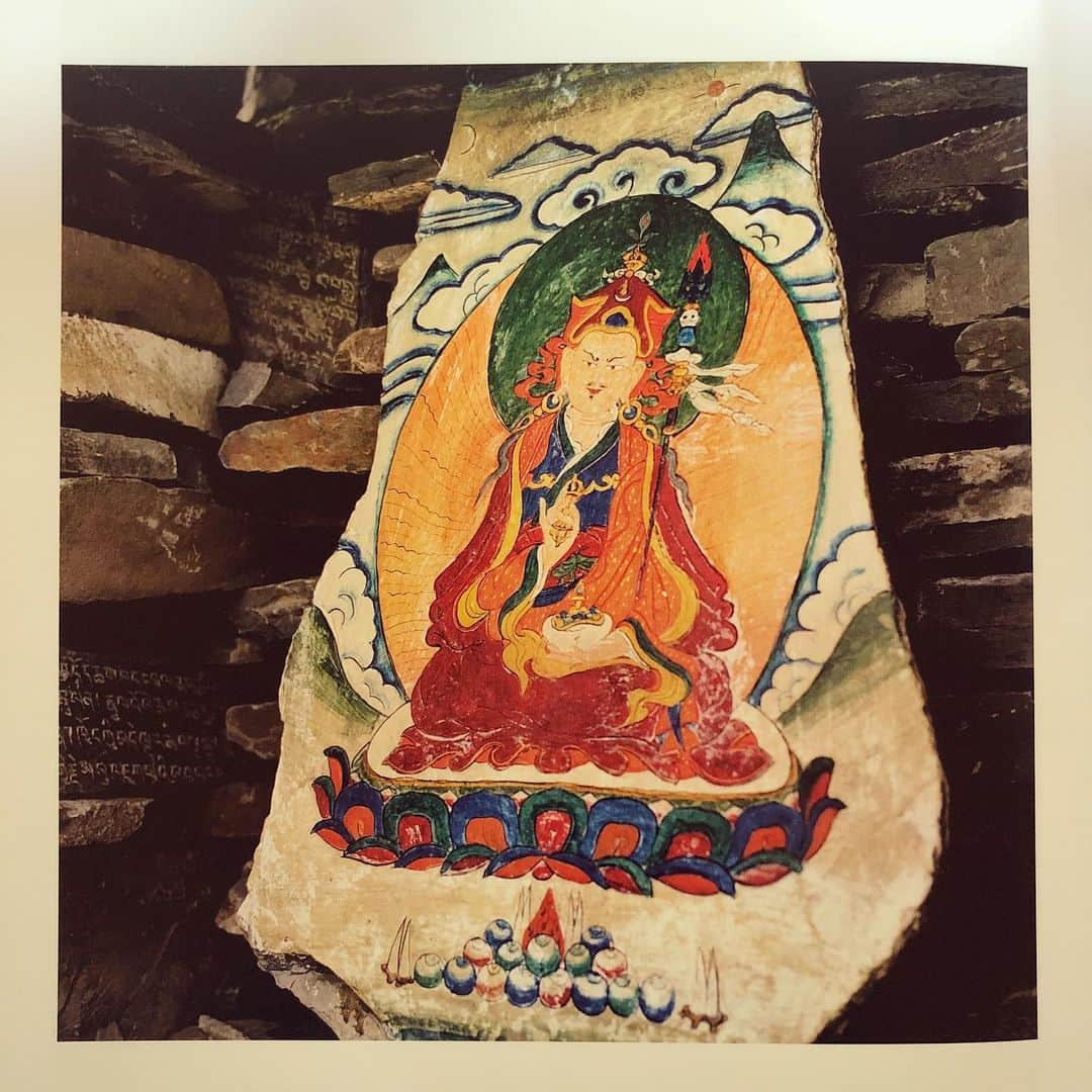 デヴェンドラ・バンハートさんのインスタグラム写真 - (デヴェンドラ・バンハートInstagram)「These rugs (possibly the nicest thing I’ve ever bought) are handmade by Tibetan refugee master artists living in the Indian Himalayas , made conveniently one-click-purchasable by @timroodenrys , an amazing photographer who’s book of the people of Kham is sooo lovely (&has a forward by his holiness!) get em both @timroodenrys.com & help preserve the culture , tradition, and craft of Tibet! (& get yourself or a loved one an amazing gift at the same time!)」12月1日 1時48分 - devendrabanhart