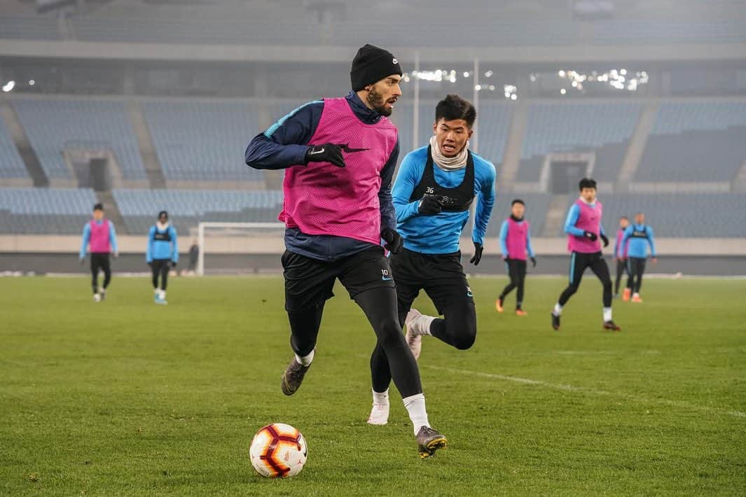 ヤニック・フェレイラ・カラスコのインスタグラム：「Last training of the season 🎅🏽🎄#Csl #Dalian」