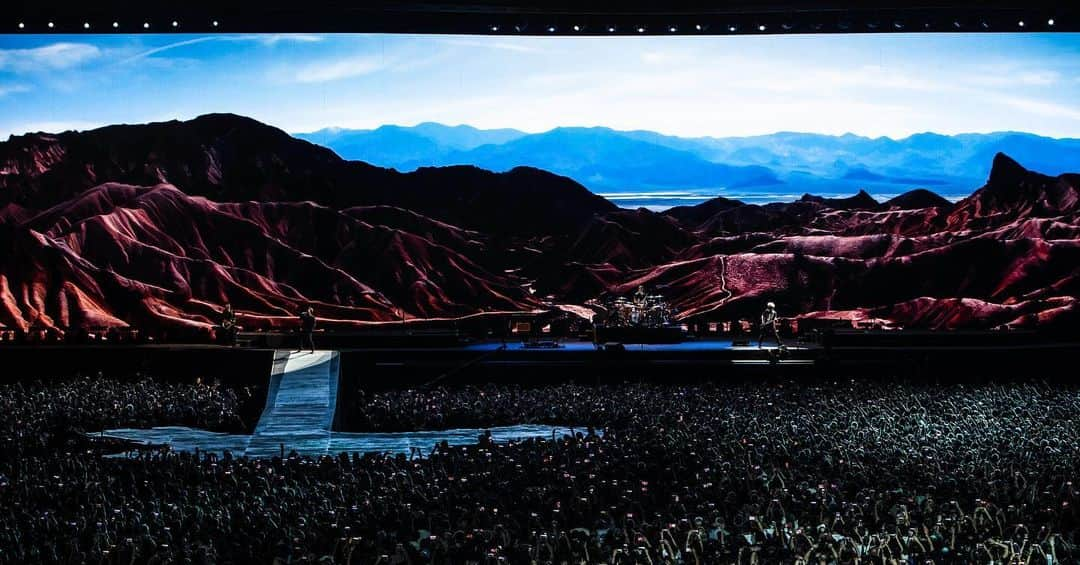 U2さんのインスタグラム写真 - (U2Instagram)「Singapore...wow, we weren’t expecting this ! #sgsportshub #thejoshuatreetour2019 #Singapore」12月1日 1時49分 - u2