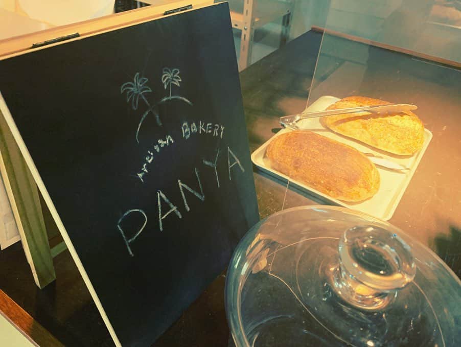 高松いくさんのインスタグラム写真 - (高松いくInstagram)「昨日のSup試乗会から  ちひろちゃんと旦那さんが営む パン屋さんへ🥖 @panyabakery  旦那さんがパンを作られているのですが パン屋さんになると決めたのは お二人で行ったワーホリのオーストラリアがきっかけだったそうで🇦🇺🐨🦘 なんて素敵なきっかけ😍  オーストラリアでは クリスマス🎅🎄夏なんですよね✨ そんな思い出サーフサンタさんに🎅キュン💕っと幸せのおすそ分け頂きました😊  本当に美味しかった😳 ハード系のパンがメインの 素材を楽しむパン🍞 程よい表面の硬さと、中の柔らかさと、 イチジクやレーズン等の甘味と食感が とっても美味しかった‼️ こういうパン私大好き💕 じっくり噛んで味わいたくなる パンと、ちひろちゃんの可愛らしく逞しく明るさと、旦那さんのブレない落ち着きと笑顔がこちら側を穏やかにじんわり元気にしてくれる😊 パンはもちろん、 この2人に会いにくるお客様も 多いんだろうな☺️ 朝、購入させて頂いたパンを 食べようと、ルンルンで寝ました🤣  朝ヨガから帰宅して  オリーブオイルと塩だけで 頂く🙏 うん。美味しい😋✨ そして クリームパン、クロワッサン等のソフトパンももちろんあります🥐  静岡・御前崎へ行かれた際は ぜひパワースポットになりそうな @panyabakery panyaさんへ😊  お二人とパンを頂きながら いっぱいお話出来て、とっても楽しかった😆❤️ ありがとうございました😊  また会いに🙌食べに🙌 行きまーす✨  #パン　#パン屋 #静岡　#ハード系 #美味しい　#panya #pan  #sup が　2人のキューピット👼 っという事ですね？ #素敵過ぎる😭 #sea 近いよ　#パンを海で食べよう😋🏖」12月1日 12時43分 - iku_takamatsu_trip_sup_yoga