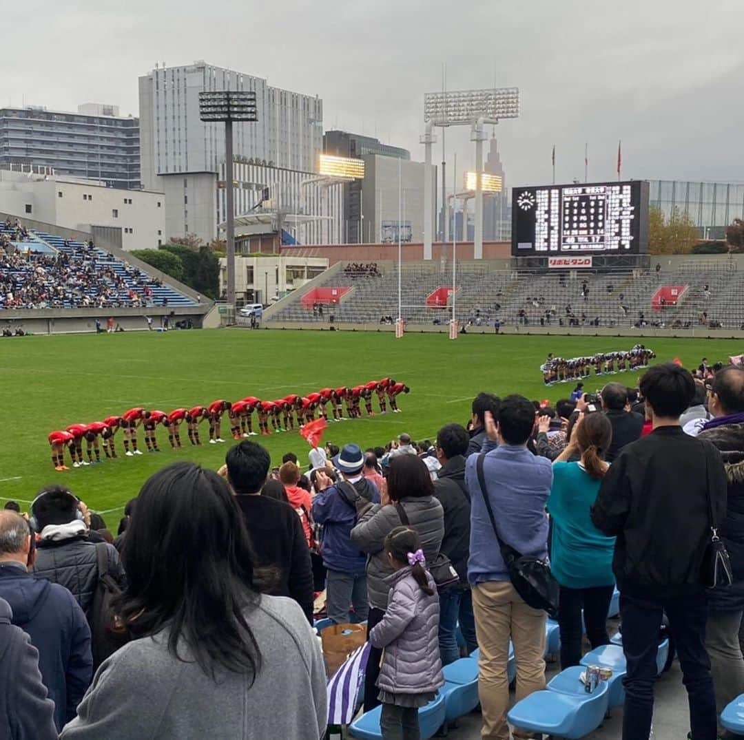 上野優花さんのインスタグラム写真 - (上野優花Instagram)「早慶戦の次の日は 明治vs帝京戦でした🏉 この日はびっくりするほど生暖かくてコートいらず！ 前日の寒さとは大違いでした🤭 . 試合は前半3分で明治が先制トライをあげて そのまま26-3でリードして前半折り返し。 後半帝京は2つのトライをあげるも、 40-17で明治の勝利！ 明治はFW陣も足が速くて4トライも挙げていて、 抜けがない🧐今年も強いぞ👏🏻 #本日もラグビー観戦日和でした #手に持っているのは熱燗です 笑 #関東大学対抗戦 #大学ラグビー #ラグビー #rugby #友達のiPhone11の内カメラの画質が良すぎ #久しぶりに #新大久保 で #豚カルビ」12月1日 11時17分 - yuka_ueno89