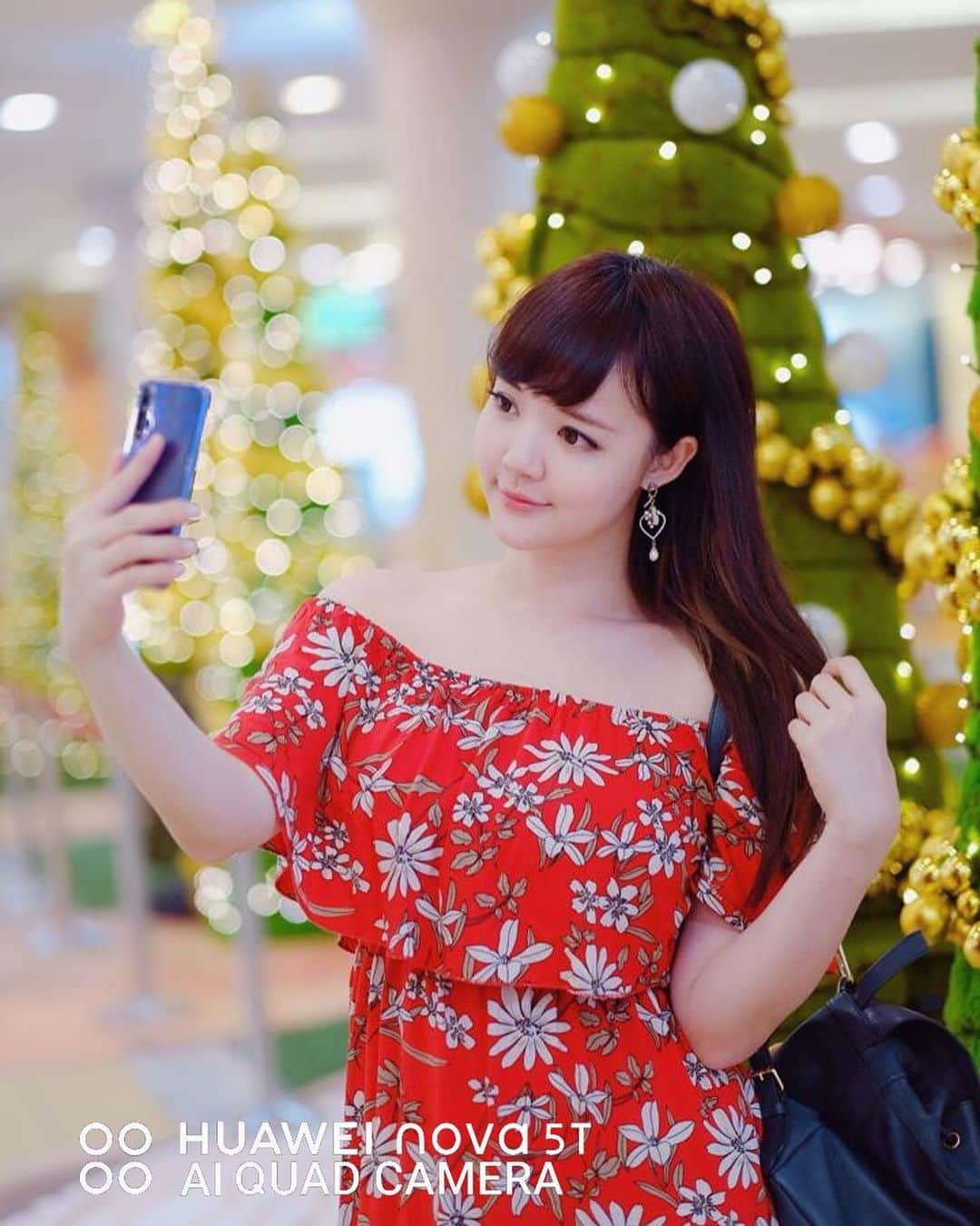 YingTzeさんのインスタグラム写真 - (YingTzeInstagram)「Ho~Ho~Ho santa 🎅  Christmas is coming, are you ready? 🎄🎁 Can’t wait to celebrate my favourite festive season of the year ! ❤️ _ And do you know despite getting free gifts from your “Santa Claus”, HUAWEI is also giving out a lot of free stuff! 🎁🎁 By buying nova 5T you can do lucky draw on the spot and stand a chance to win prize up to RM3,899! 💜 Not only that, there are lot of vouchers, merchandises, gifts that you can redeem from HUAWEI online and offline store in Nationwide! Or you can log on to HUAWEI Mobile FB to find out more about these great deals ✨ ✨  _ T&C applies~ Grab and enjoy the rewards starting now until 1 JAN, 2⃣0⃣2⃣0⃣ !! _ 📸 @kenn_tee  #huaweinova5tbigrewards @huaweimobilemy」12月1日 11時19分 - yingtze