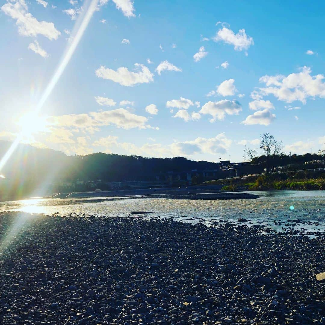 IKEさんのインスタグラム写真 - (IKEInstagram)「雨間の川がカタチ変わってた(*´ー｀*) 魚はどこに行っちゃったのかな  住める場所はあるのかなー。」12月1日 11時36分 - ike1984official